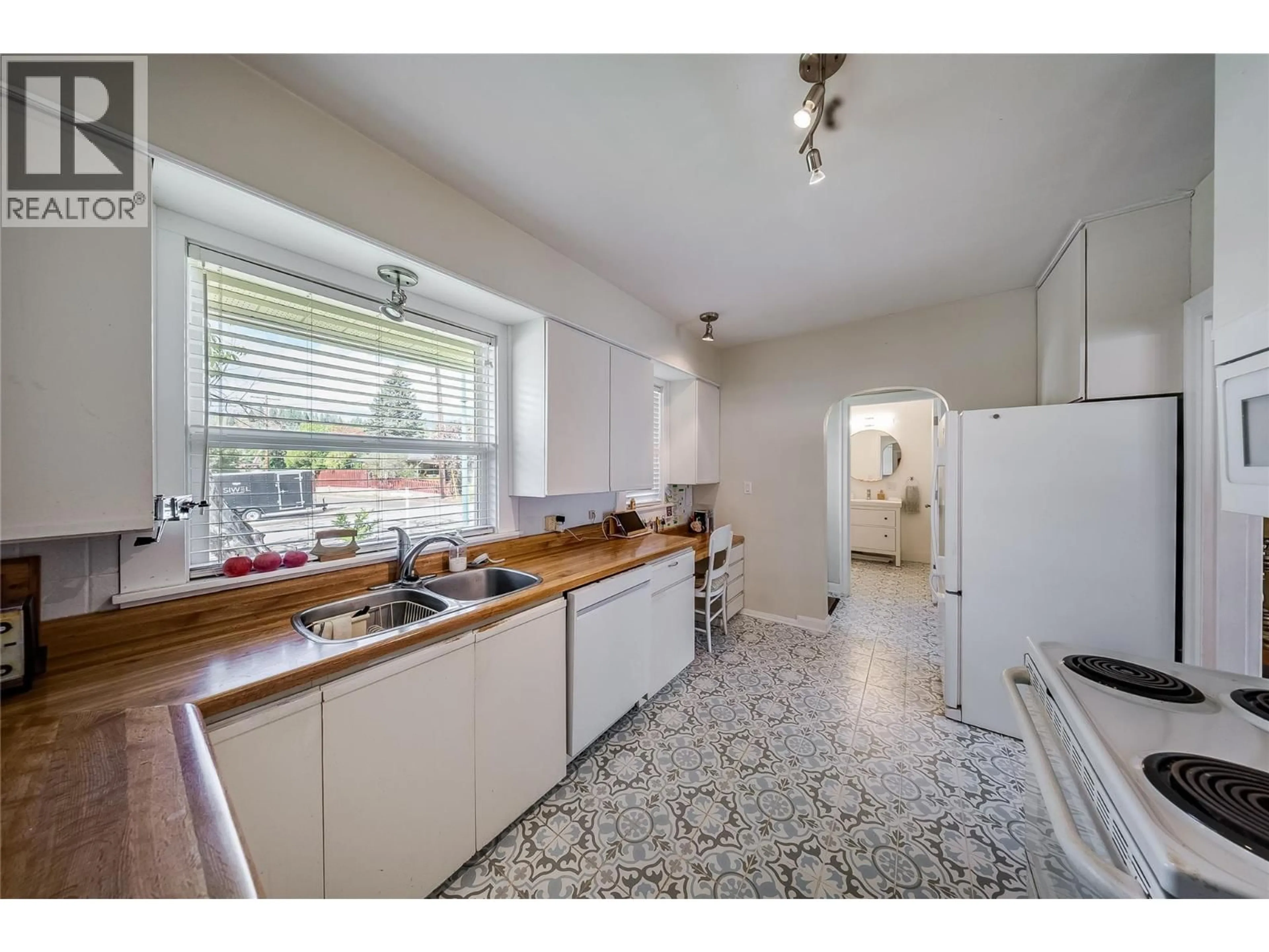 Standard kitchen, unknown for 204 DIANA CRESCENT, Trail British Columbia V1R1A3