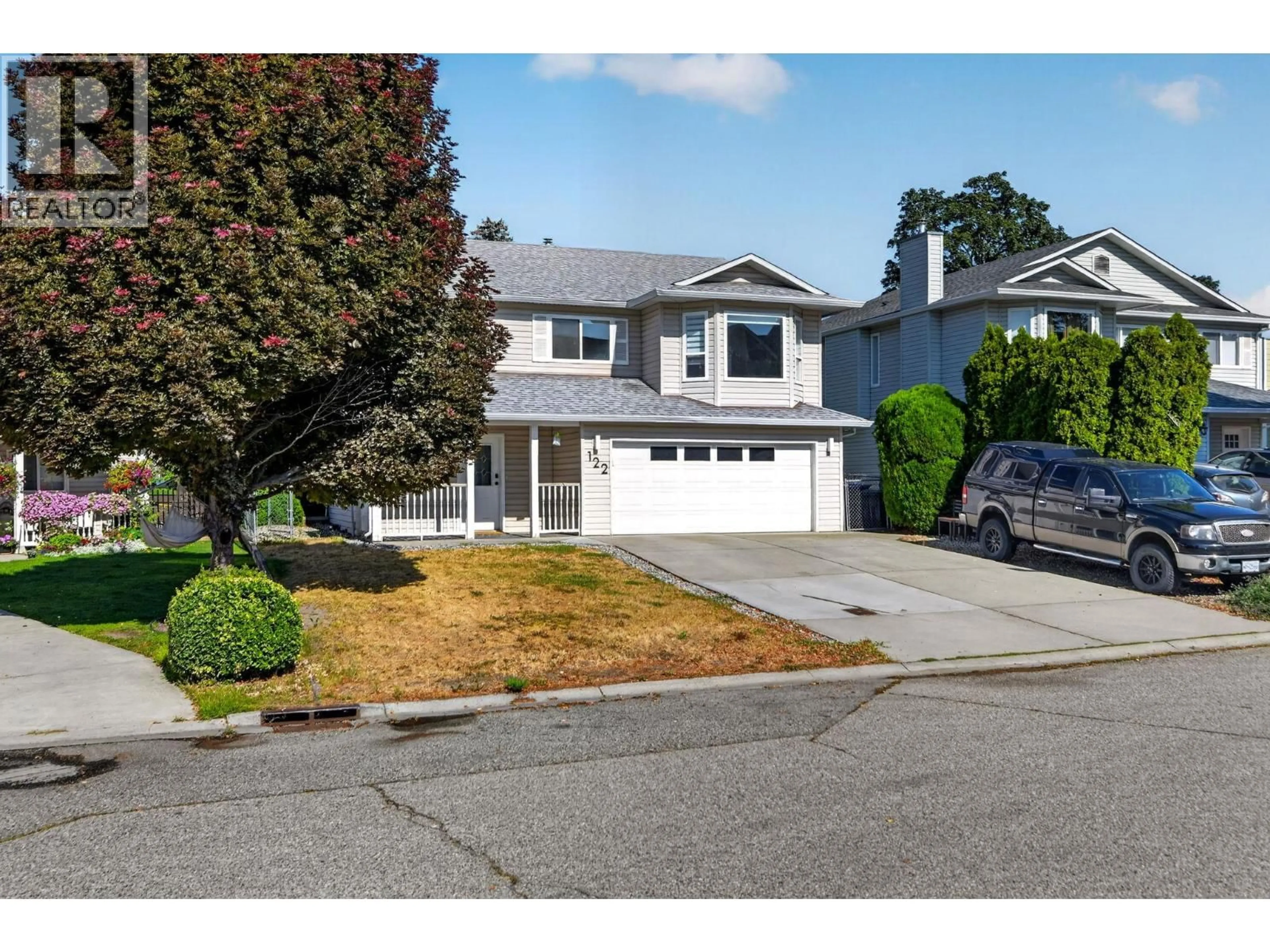 Home with vinyl exterior material, street for 122 WYNDHAM CRESCENT, Kelowna British Columbia V1V1Z2
