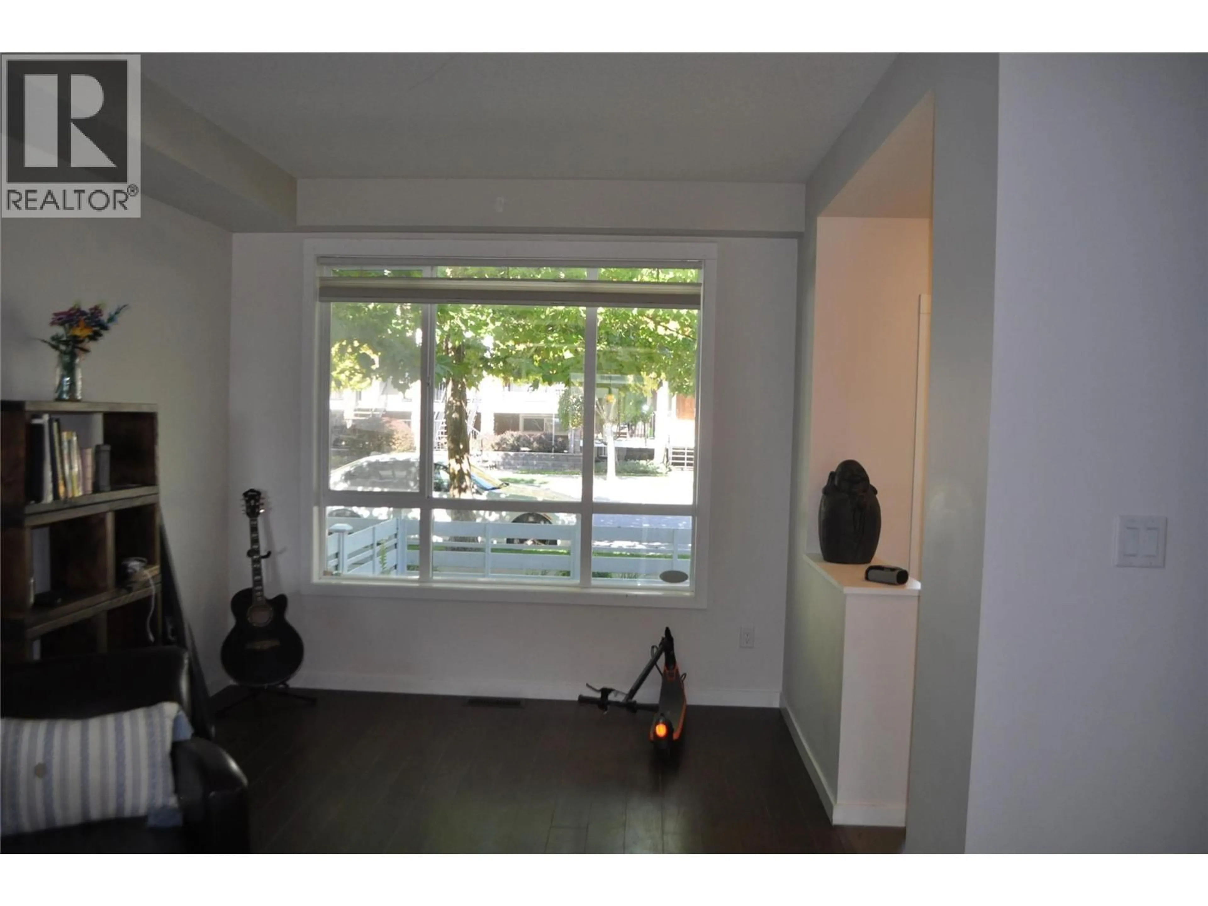 Indoor foyer for 601 BOYNTON PLACE, Kelowna British Columbia V1V3B5