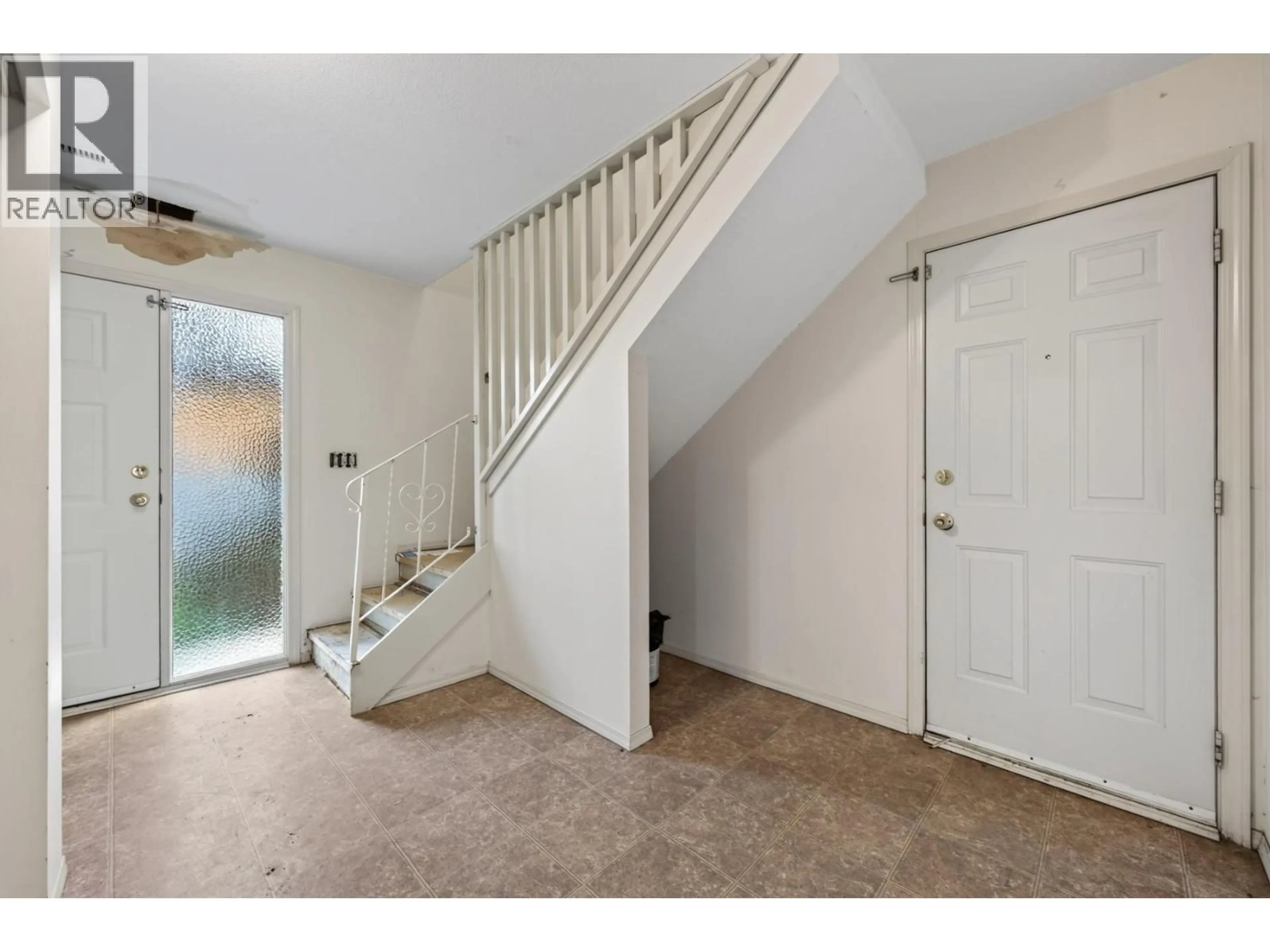 Indoor entryway for 1037 DUNDAS STREET, Kamloops British Columbia V2B2T1