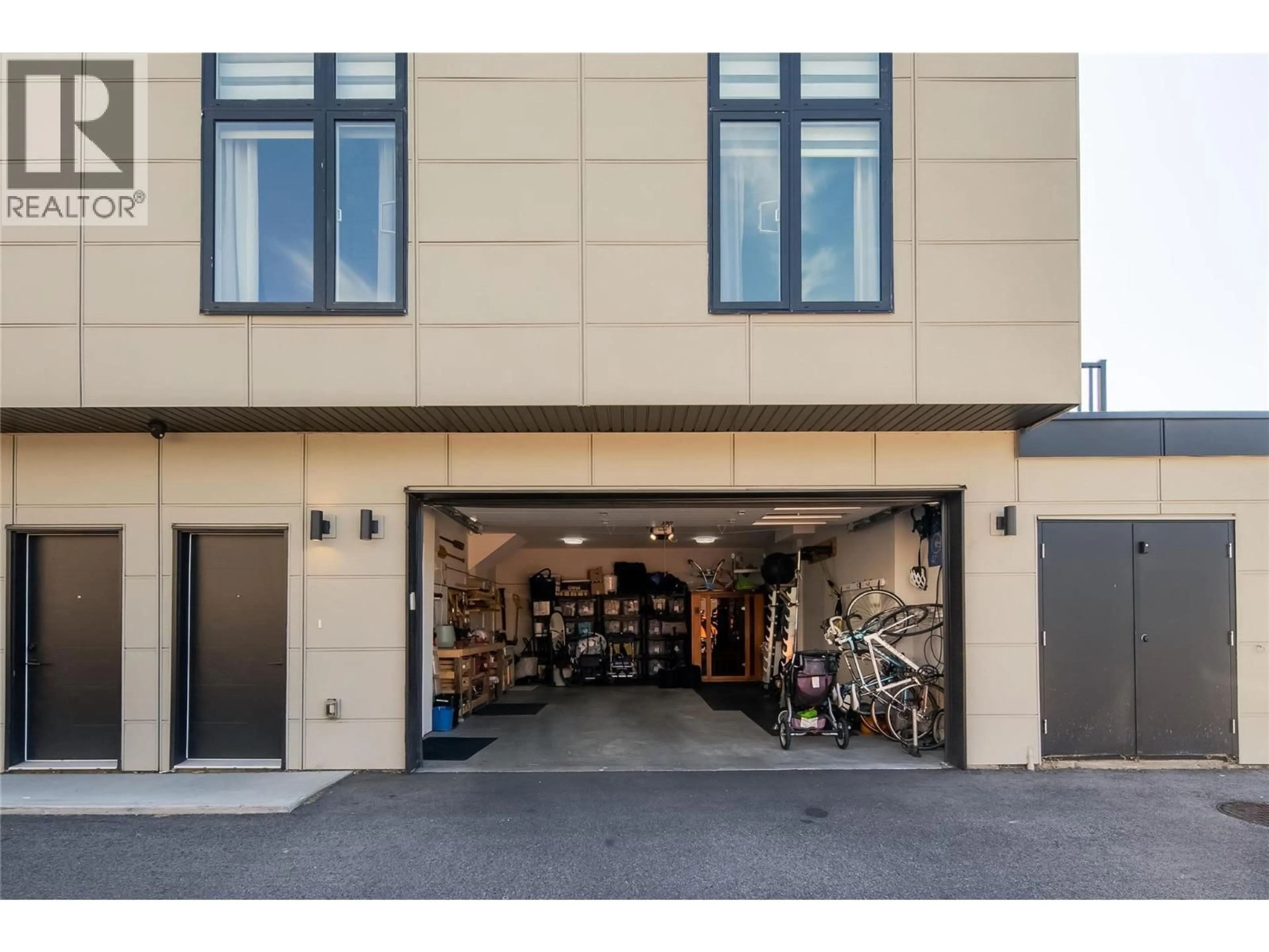 Indoor garage for 1524 LAKEVIEW STREET, Kelowna British Columbia V1Y6R5