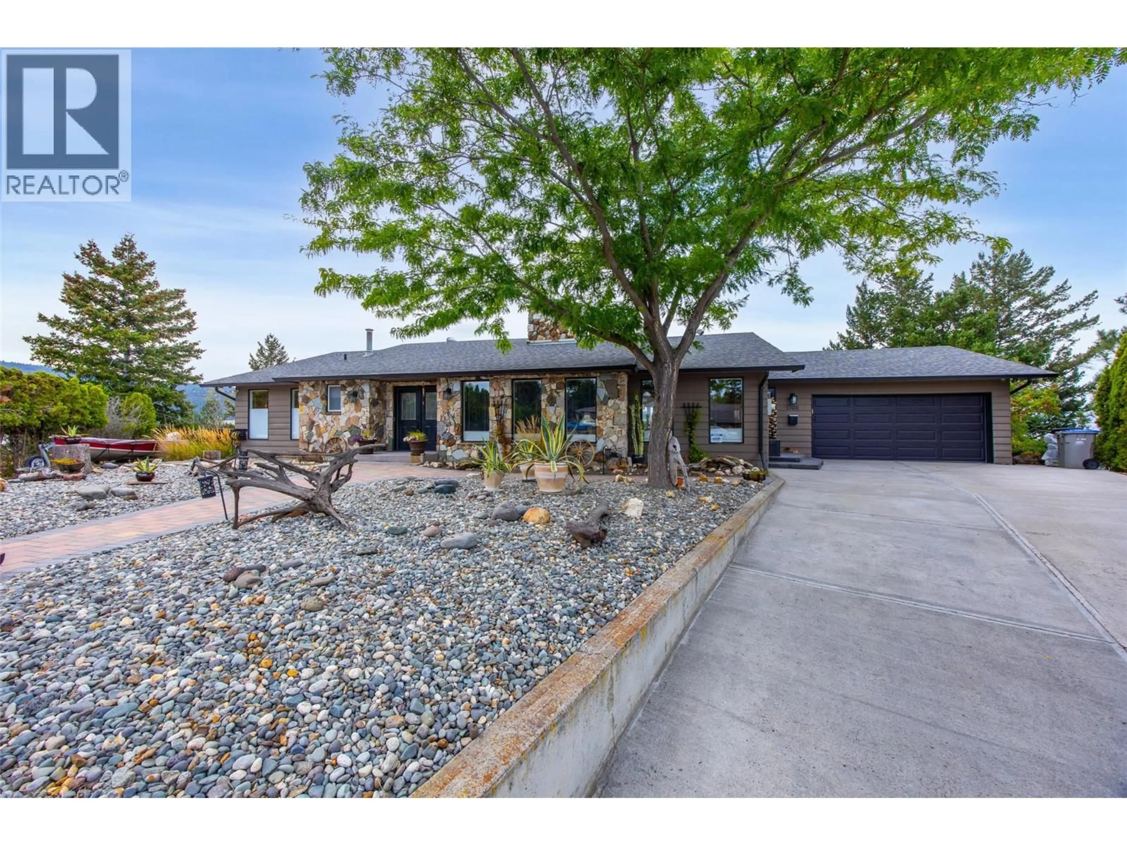 A pic from outside/outdoor area/front of a property/back of a property/a pic from drone, street for 1908 GLENCOE PLACE, Kamloops British Columbia V2E1K5