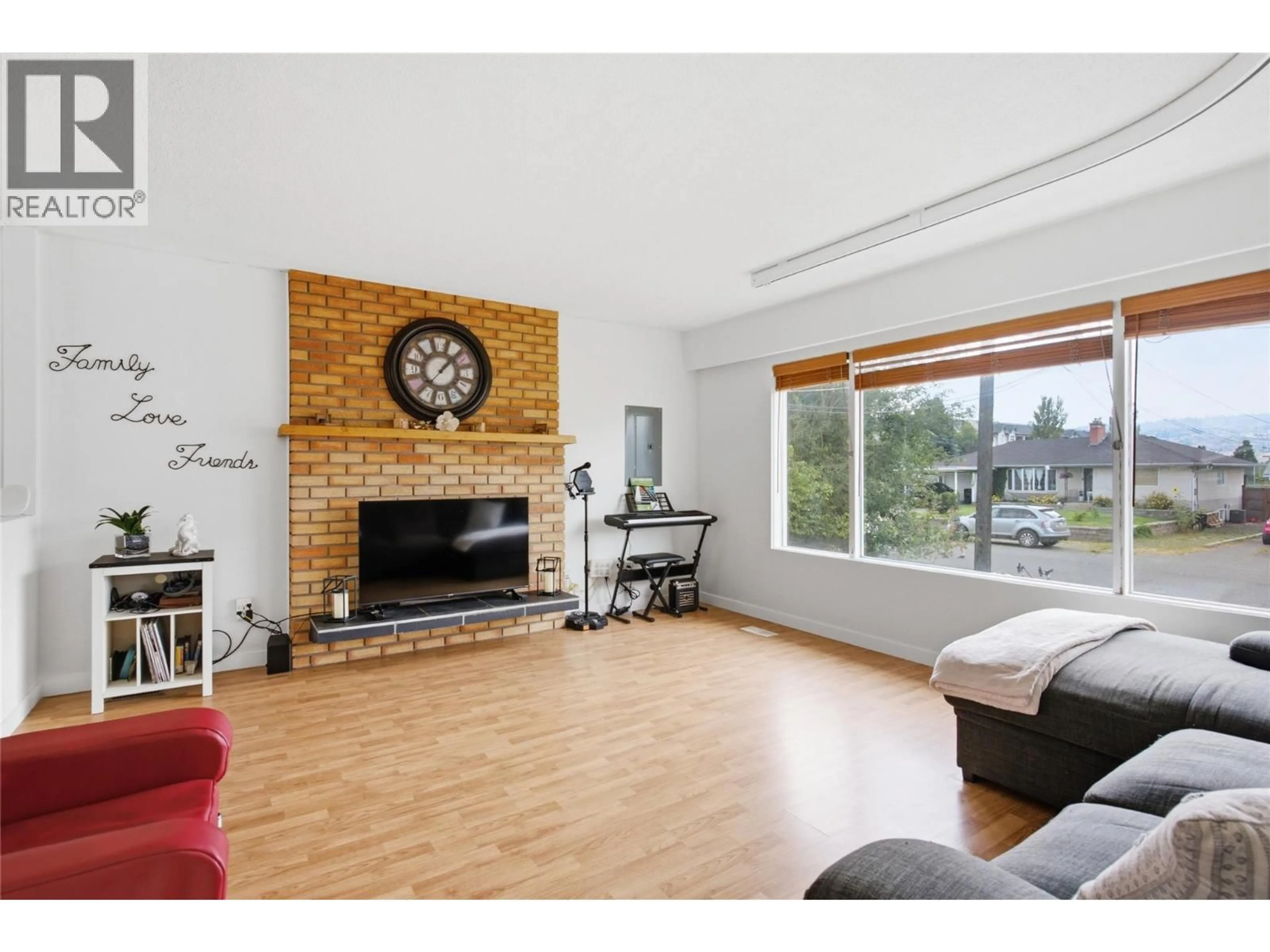 Living room with furniture, wood/laminate floor for 908 RENFREW AVENUE, Kamloops British Columbia V2B3X5
