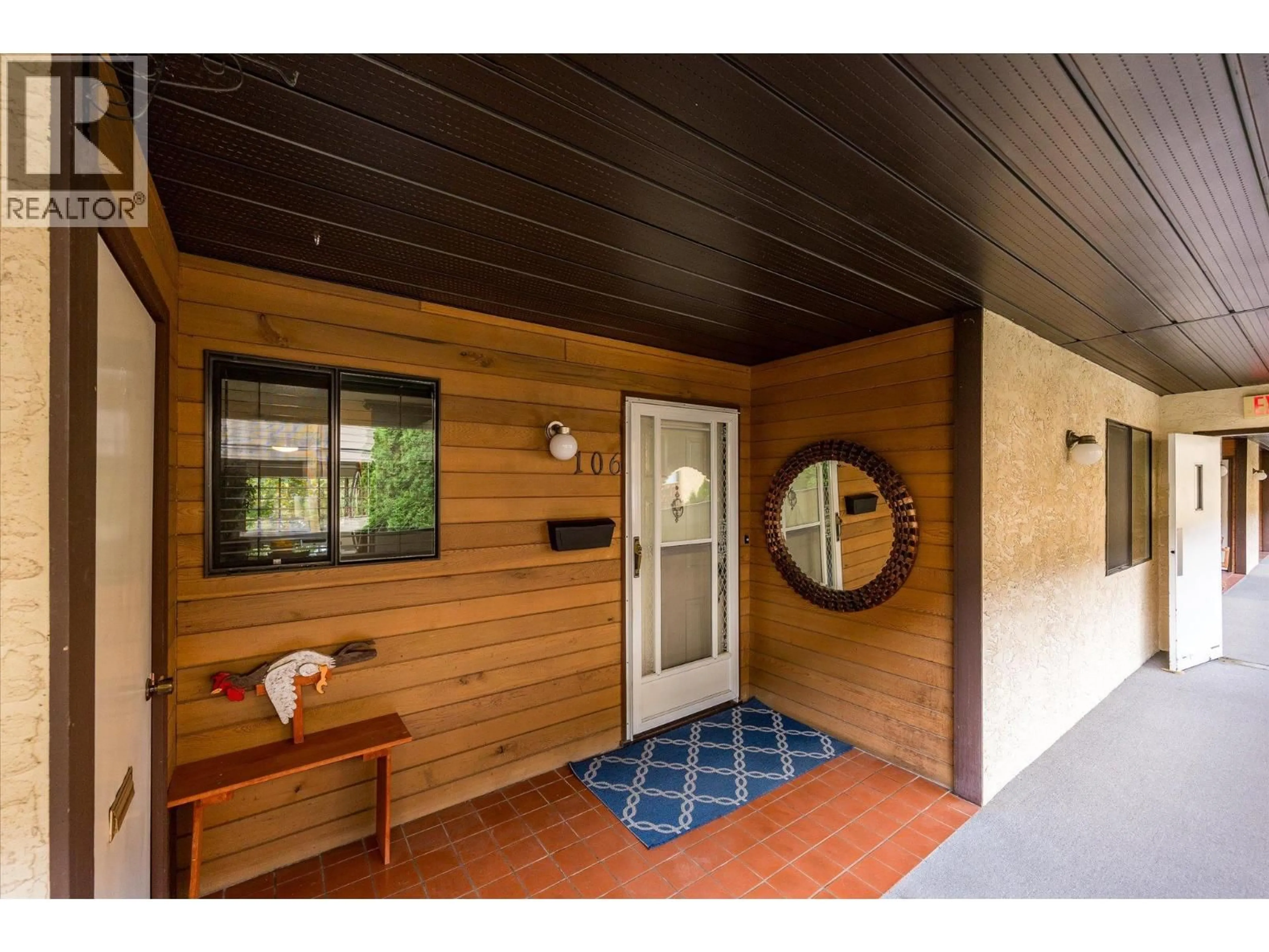 Indoor entryway for 106 - 1903 LINDAHL STREET, Kelowna British Columbia V1Y3Z6