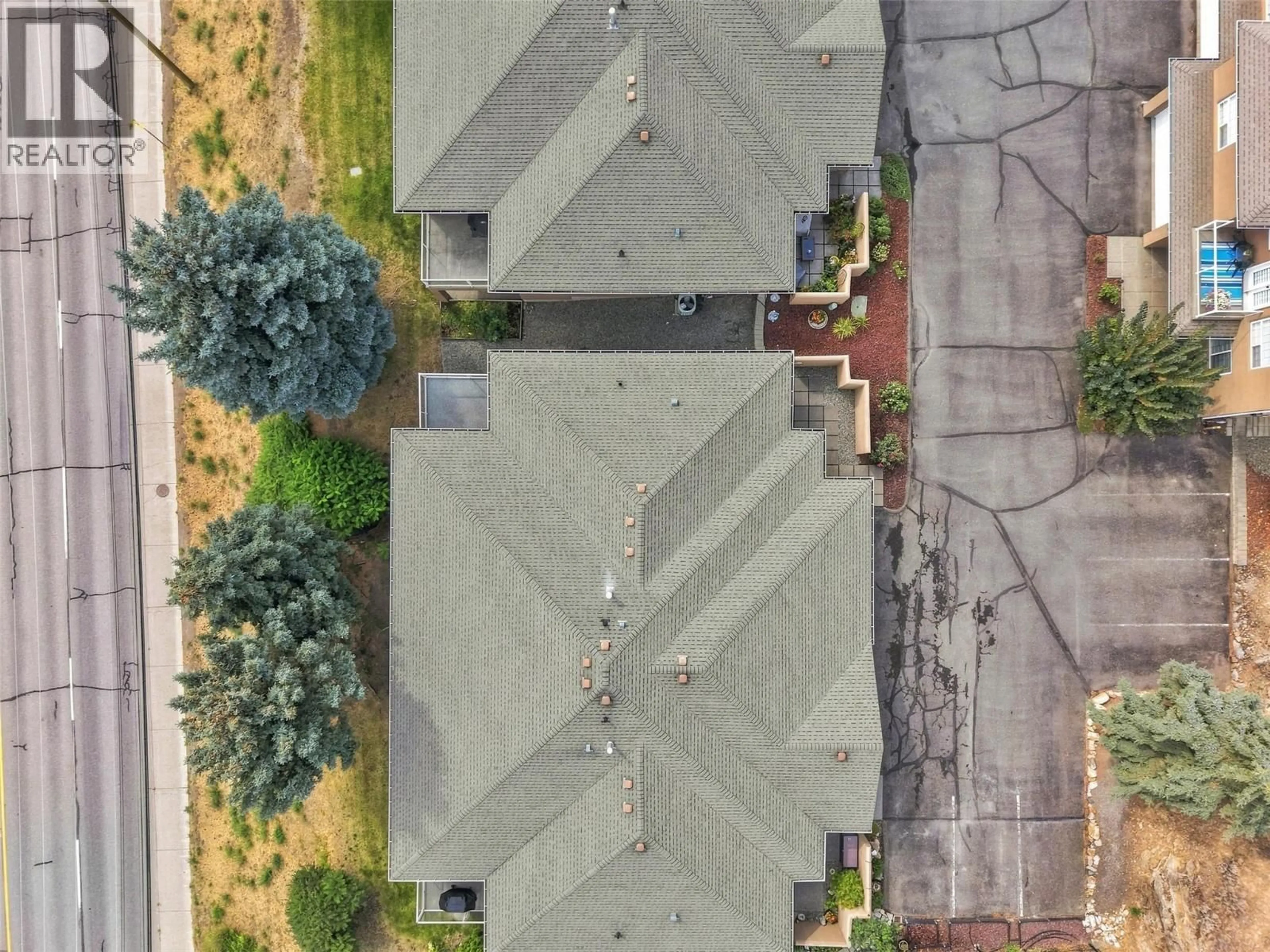 A pic from outside/outdoor area/front of a property/back of a property/a pic from drone, street for 7 - 810 ANDERSON TERRACE, Kamloops British Columbia V2B6E2