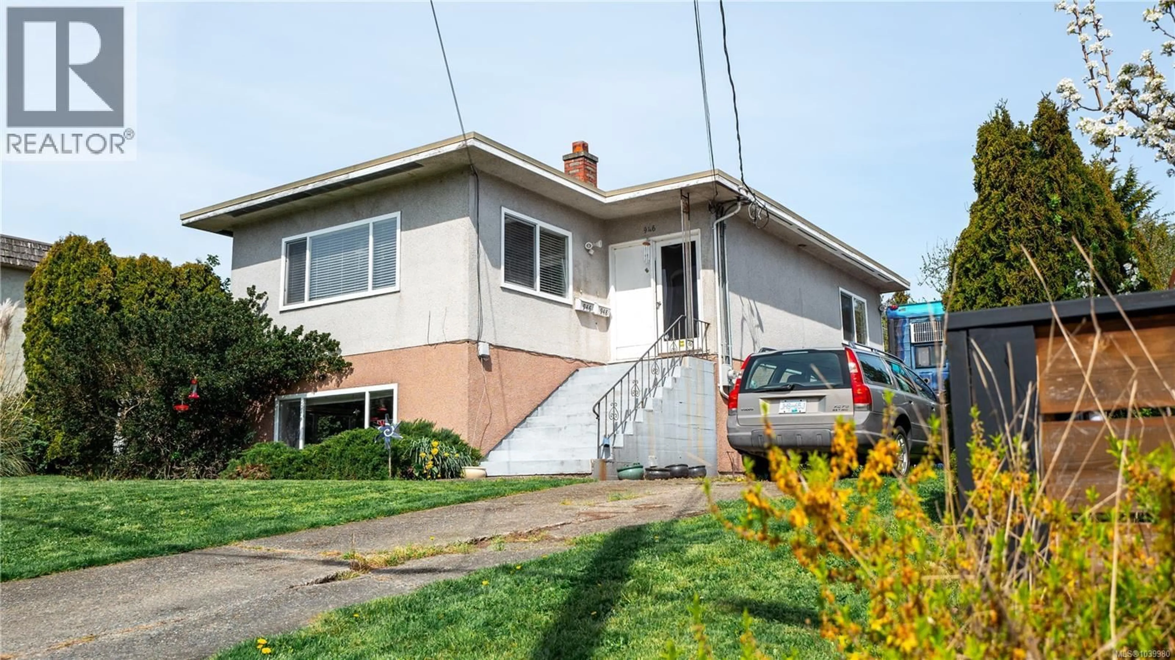Home with vinyl exterior material, street for 946/948 ELLERY STREET, Esquimalt British Columbia V9A4S1
