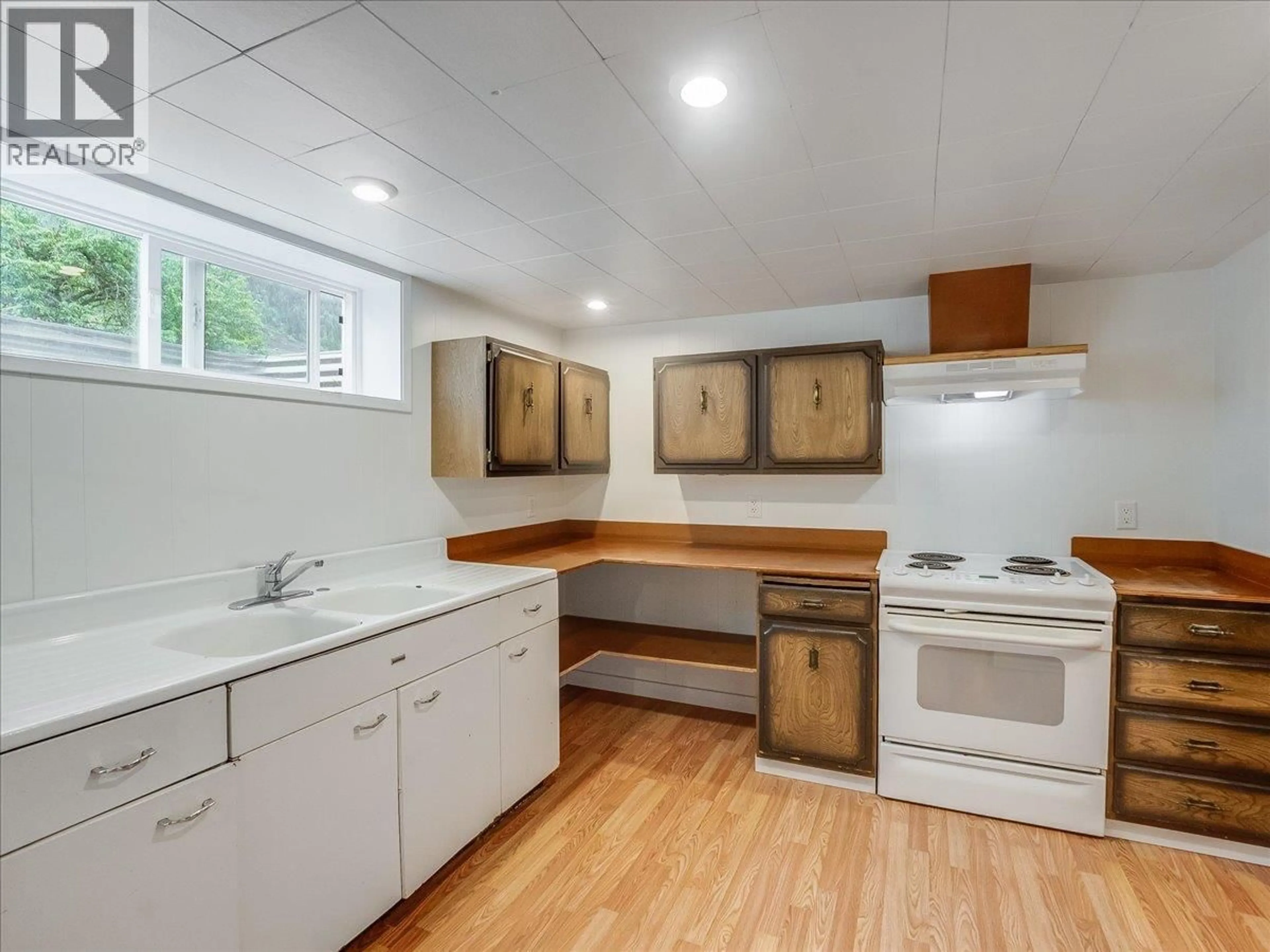 Standard kitchen, unknown for 2626 SHOREACRES ROAD, Castlegar British Columbia V1N4P8