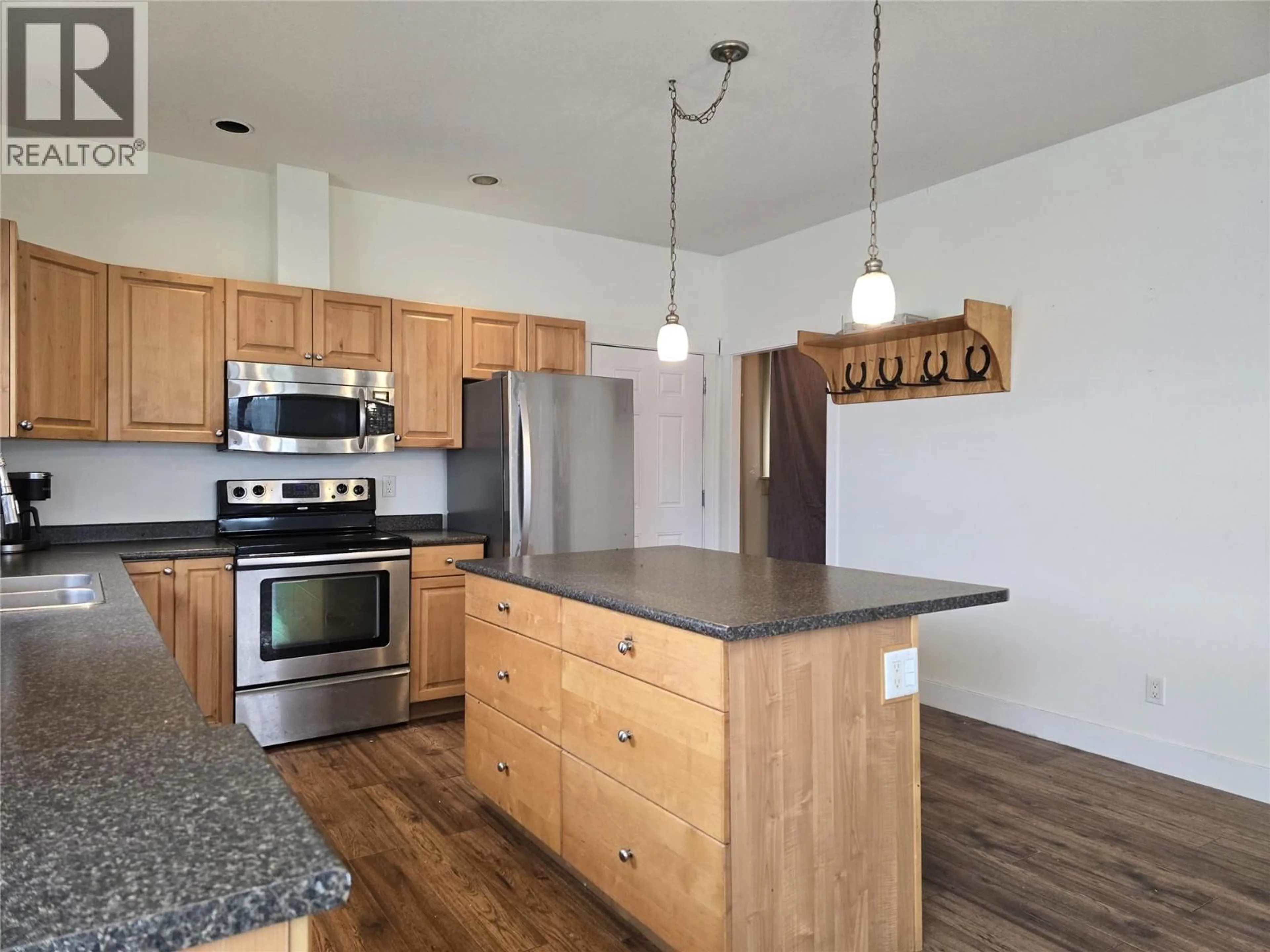 Open concept kitchen, unknown for 197 24 HIGHWAY, Little Fort British Columbia V0E2C0