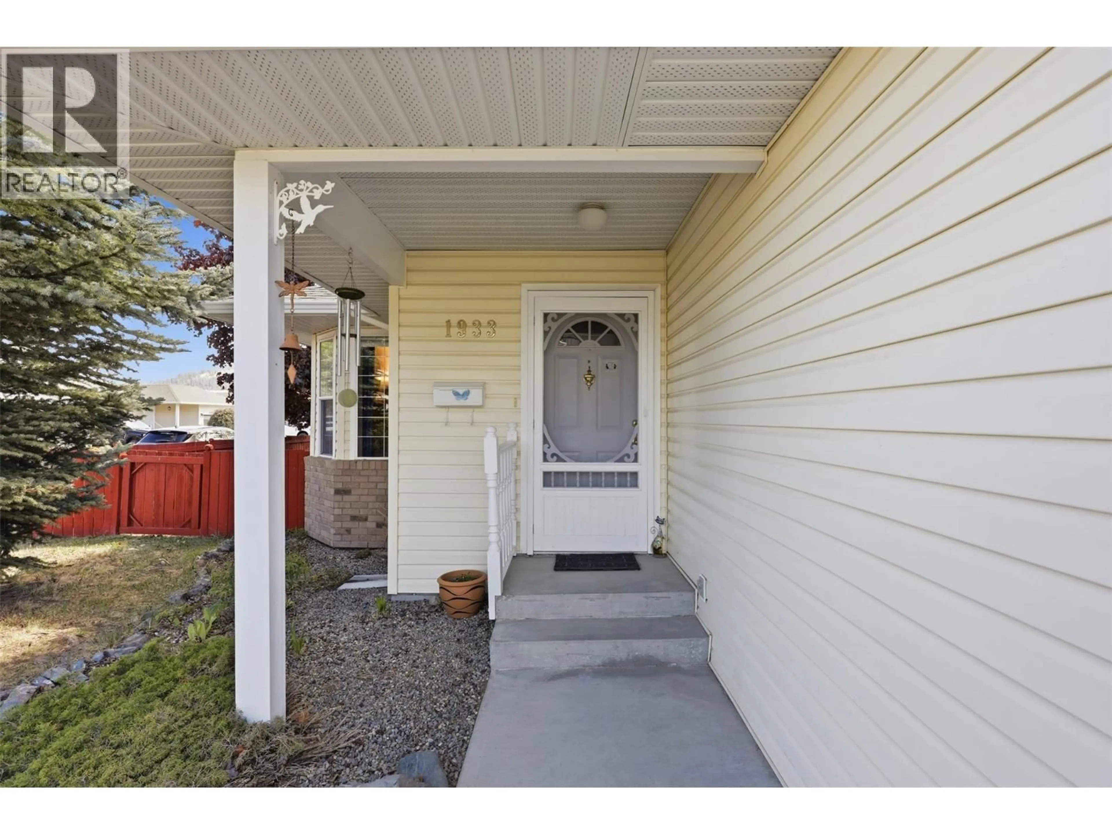 Indoor entryway for 1933 ASH WYND, Kamloops British Columbia V1S1X5