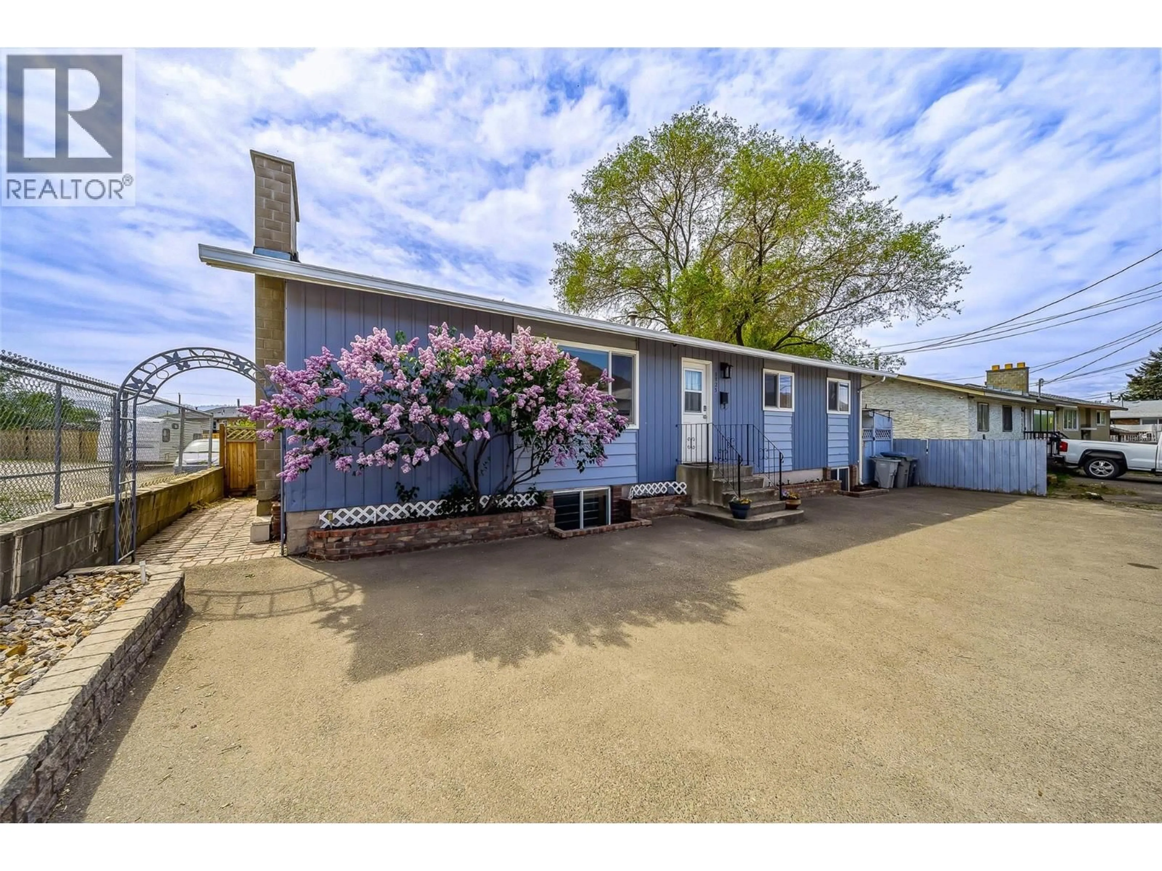 A pic from outside/outdoor area/front of a property/back of a property/a pic from drone, street for 1125 HALSTON AVENUE, Kamloops British Columbia V2B2C2