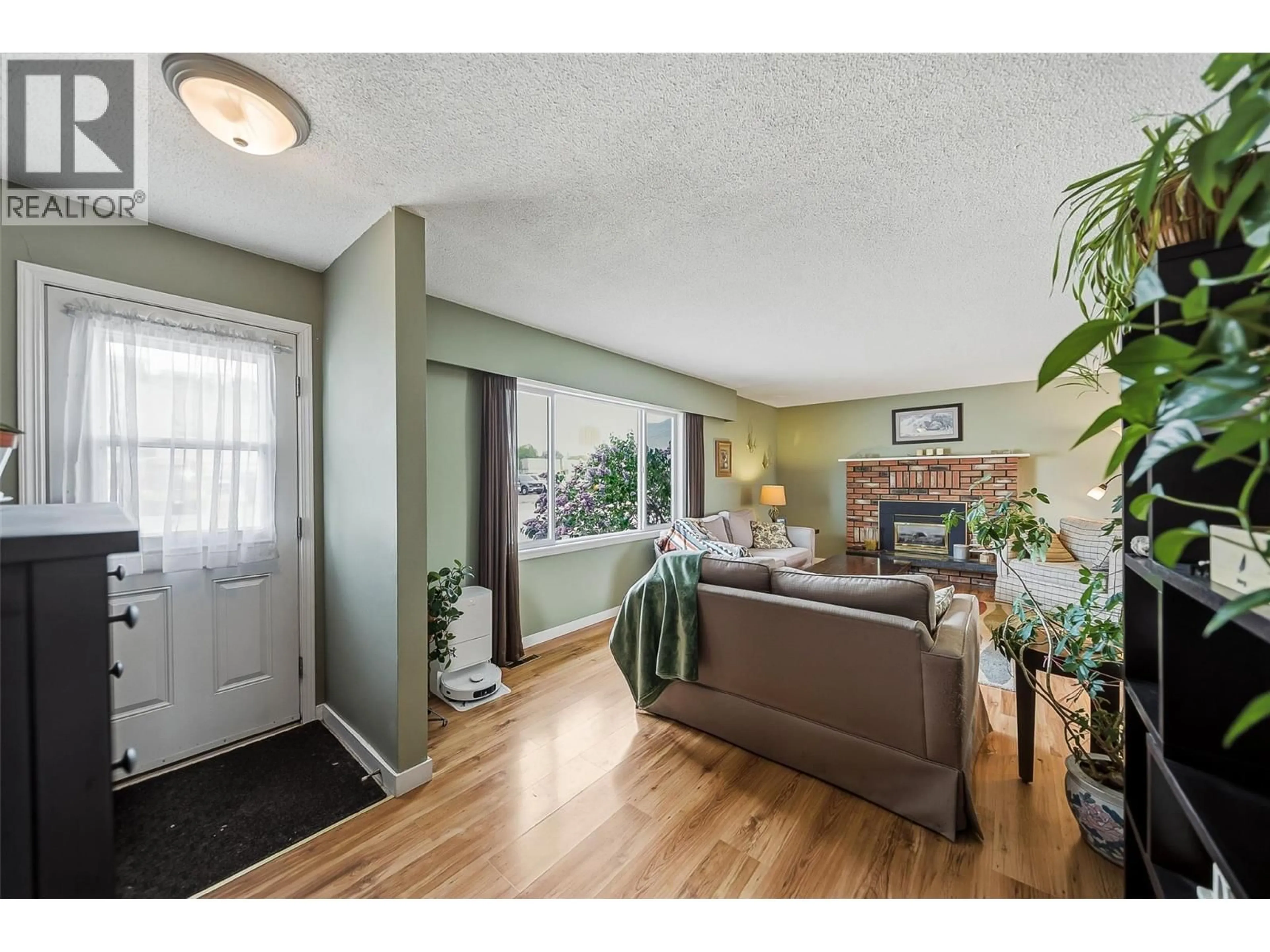 Living room with furniture, wood/laminate floor for 1125 HALSTON AVENUE, Kamloops British Columbia V2B2C2
