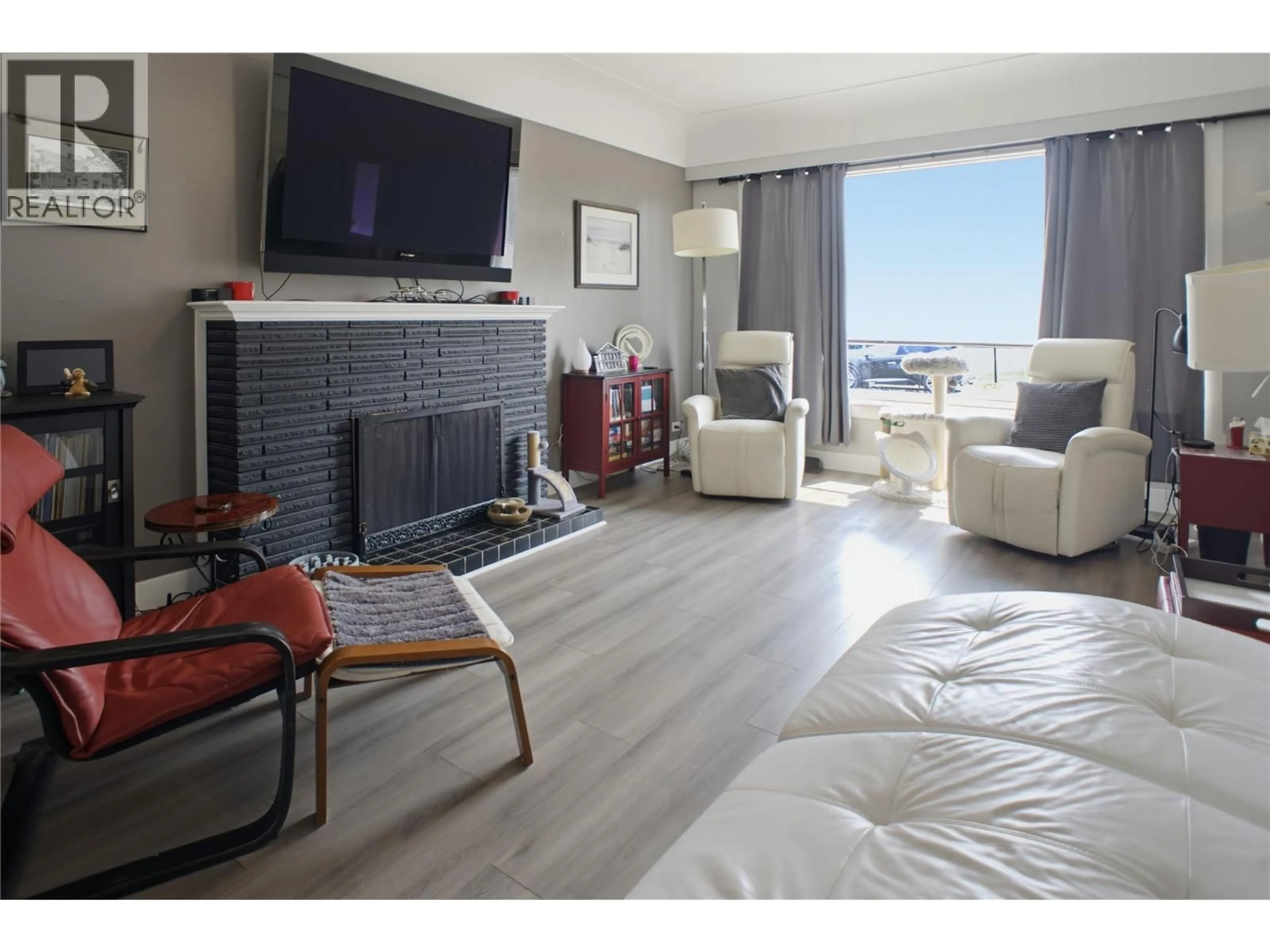 Living room with furniture, unknown for 220 PARK STREET, Kamloops British Columbia V2B4A7