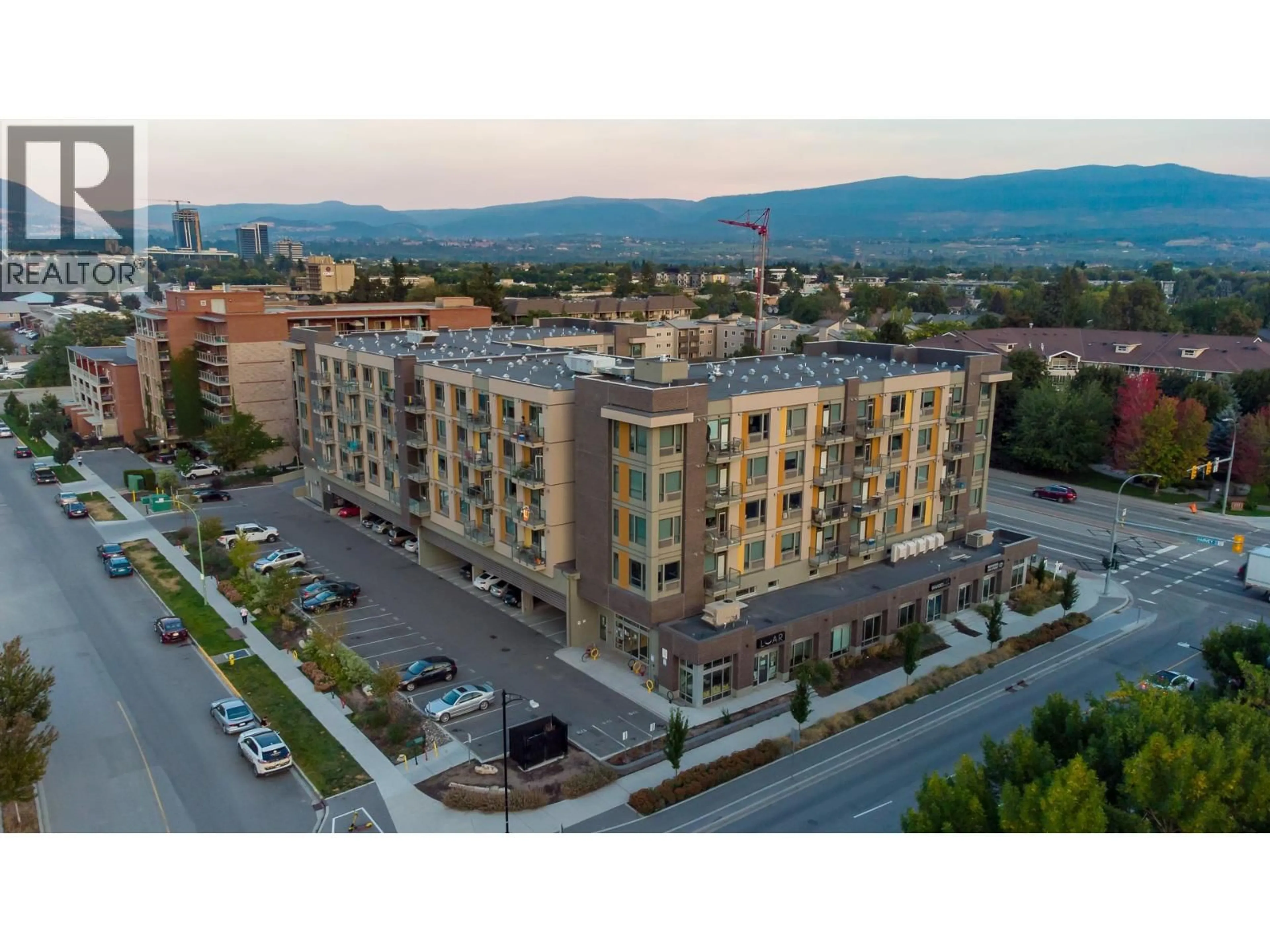 A pic from outside/outdoor area/front of a property/back of a property/a pic from drone, unknown for 618 - 925 LEON AVENUE, Kelowna British Columbia V1Y0E5