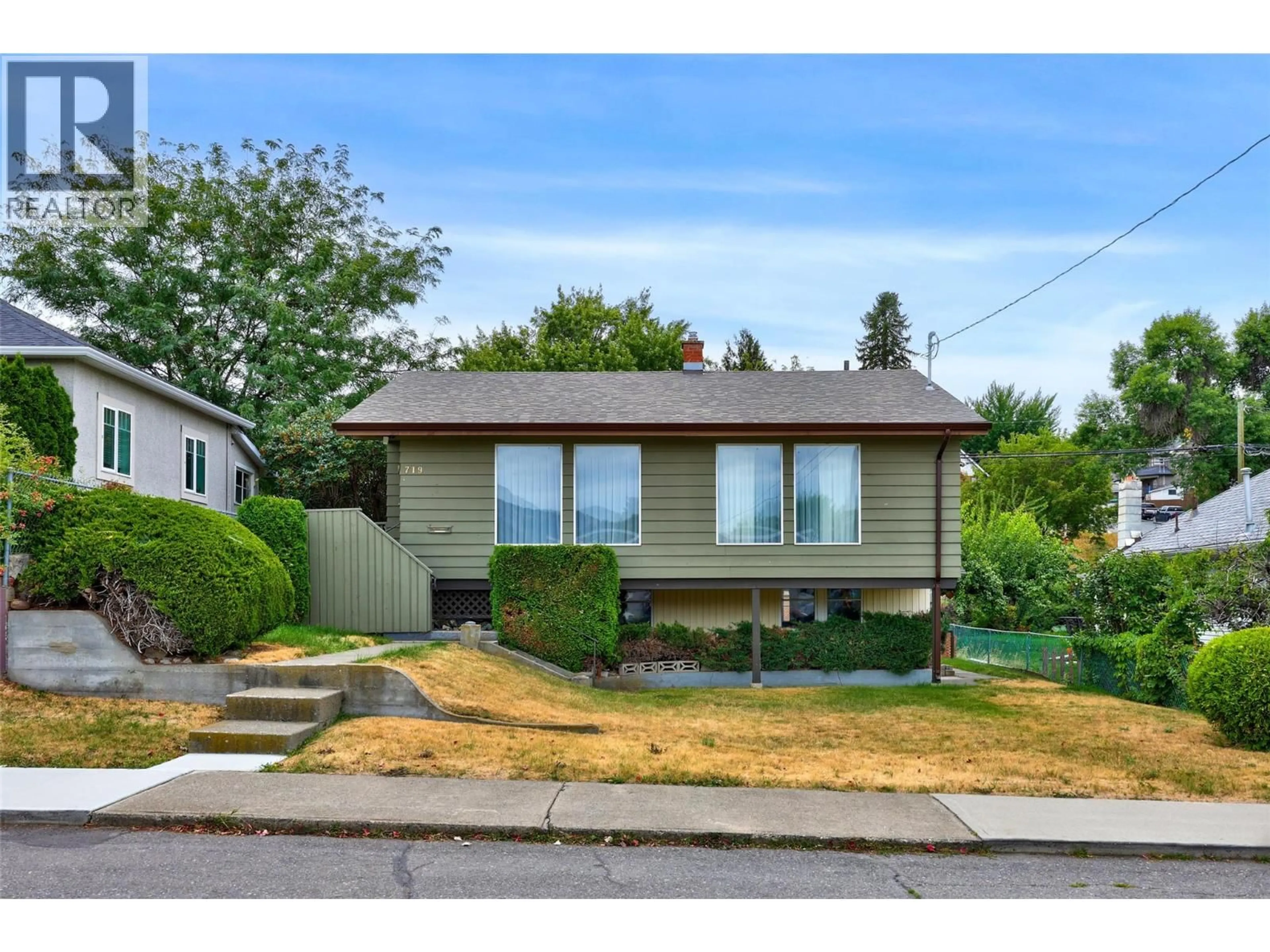 Home with vinyl exterior material, street for 719 PINE STREET, Kamloops British Columbia V2C2Z7