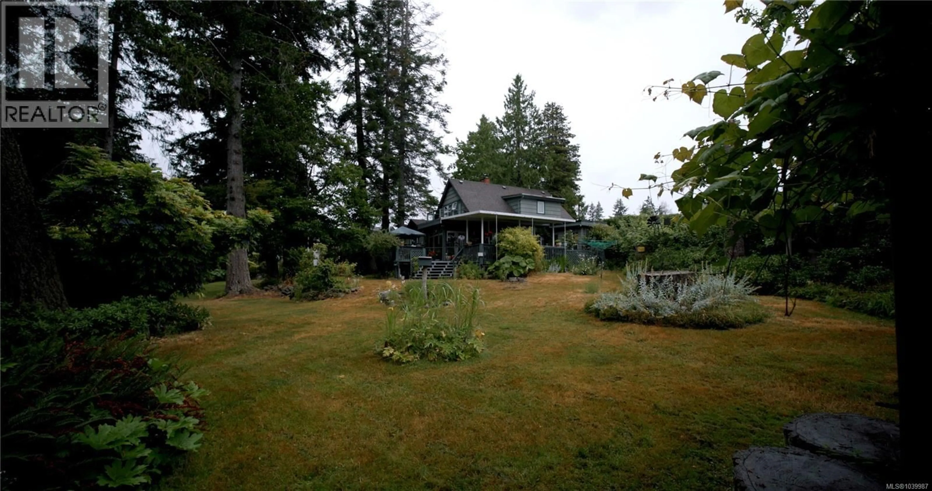 A pic from outside/outdoor area/front of a property/back of a property/a pic from drone, unknown for 1719 CENTENNIAL AVENUE EAST, Comox British Columbia V9M2W3