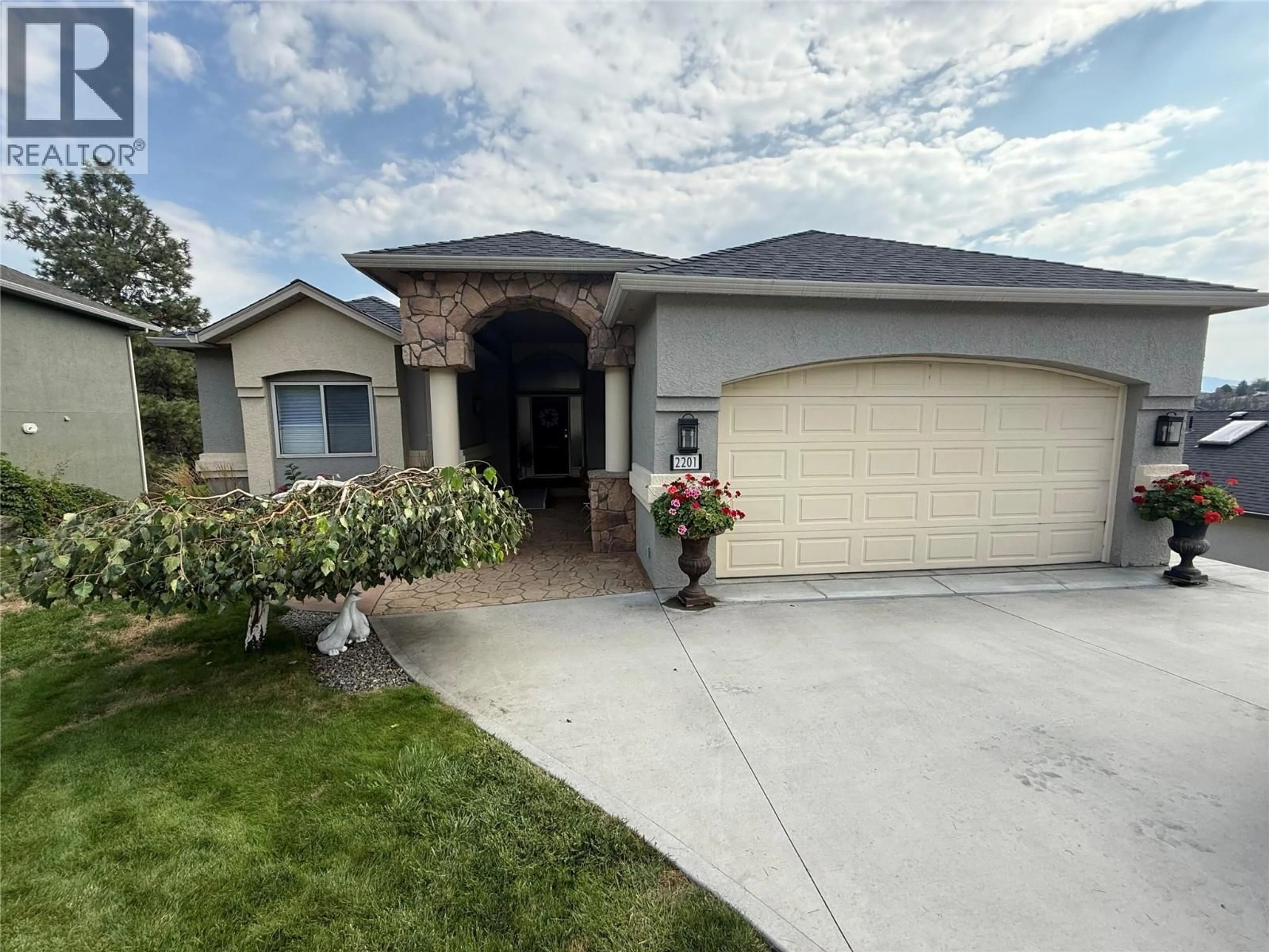 Home with vinyl exterior material, street for 2201 LILLOOET CRESCENT, Kelowna British Columbia V1V1W3