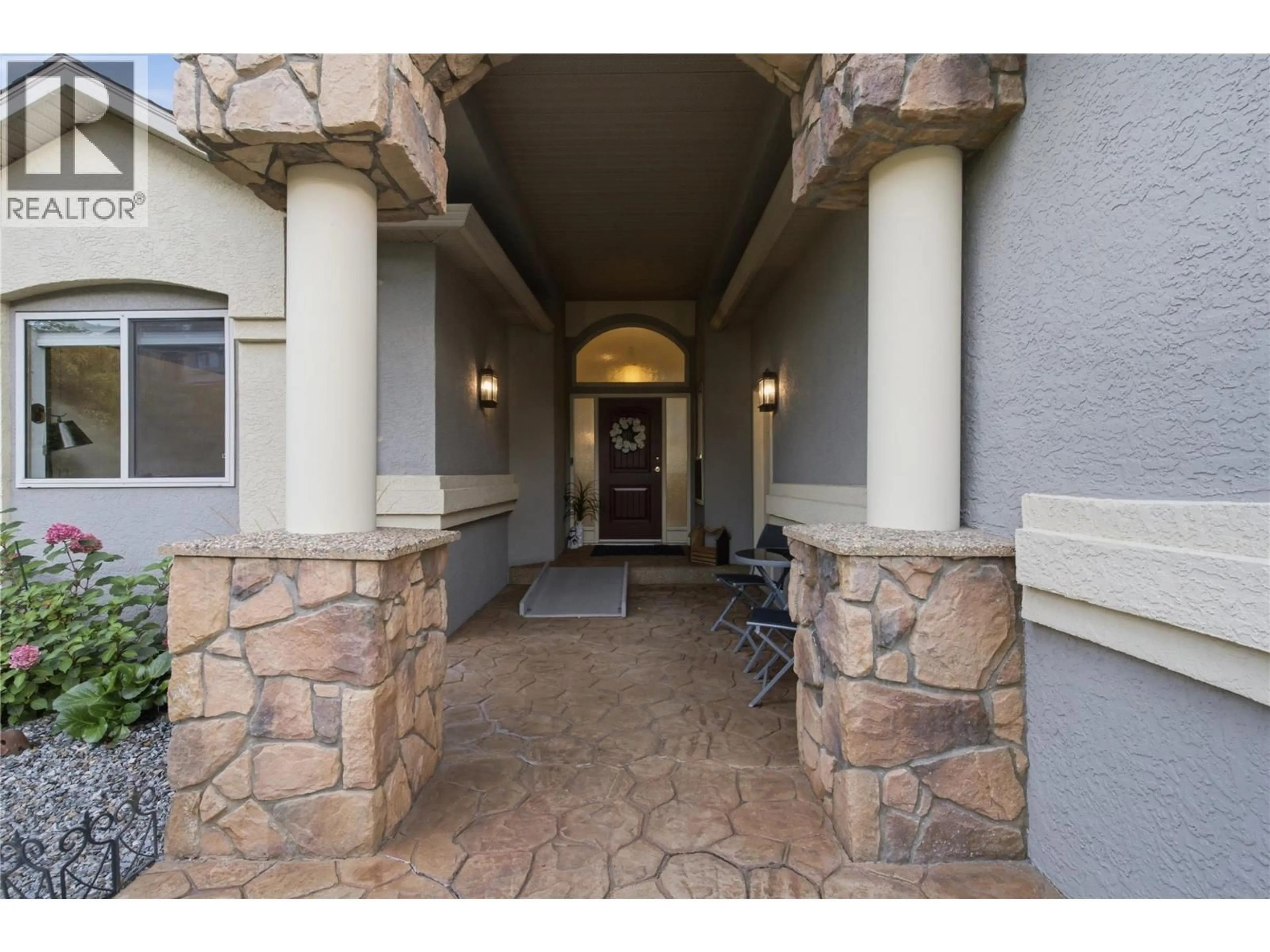 Indoor entryway for 2201 LILLOOET CRESCENT, Kelowna British Columbia V1V1W3