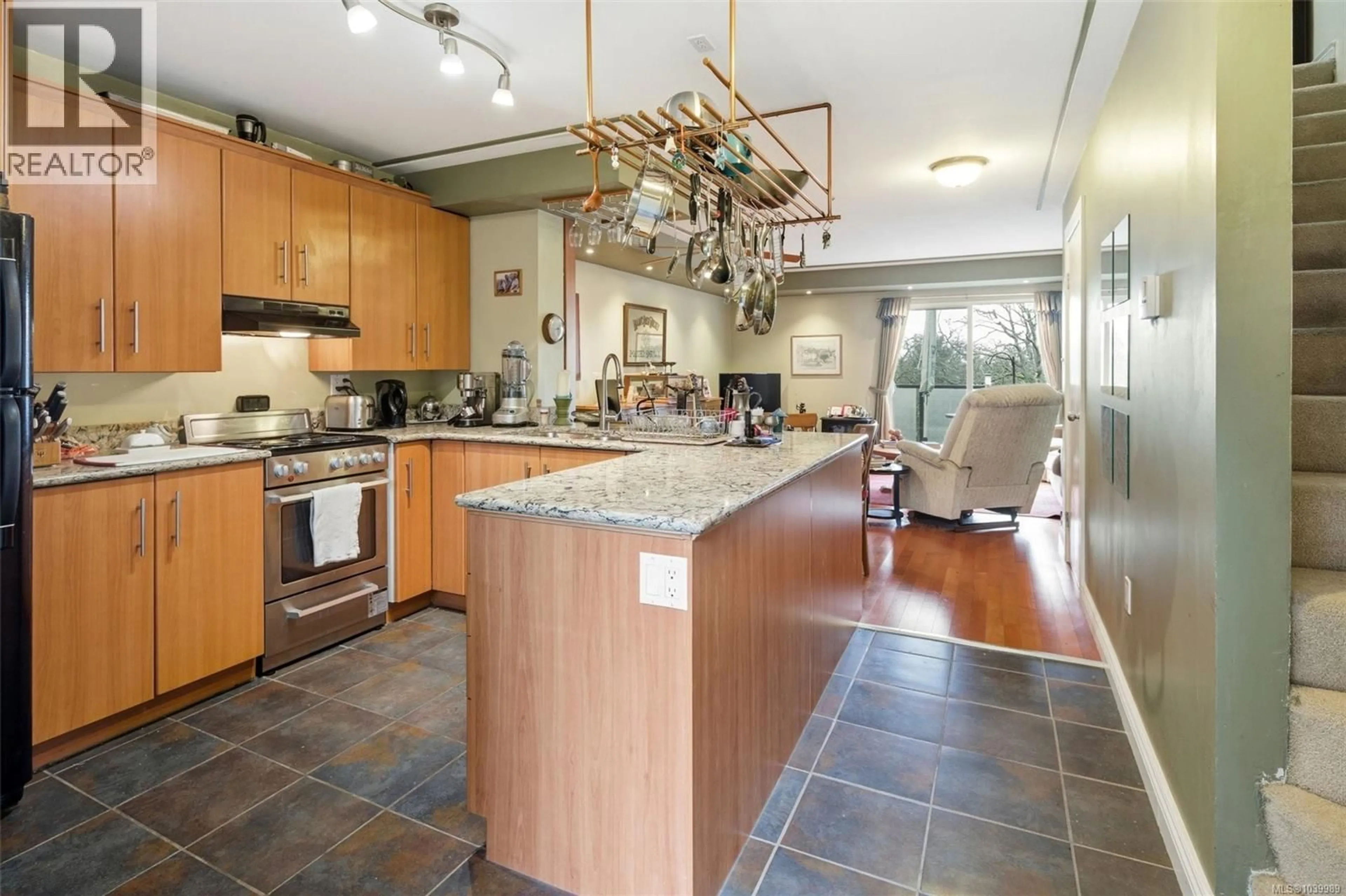 Open concept kitchen, ceramic/tile floor for 207 - 991 CLOVERDALE AVENUE, Saanich British Columbia V8X2T5