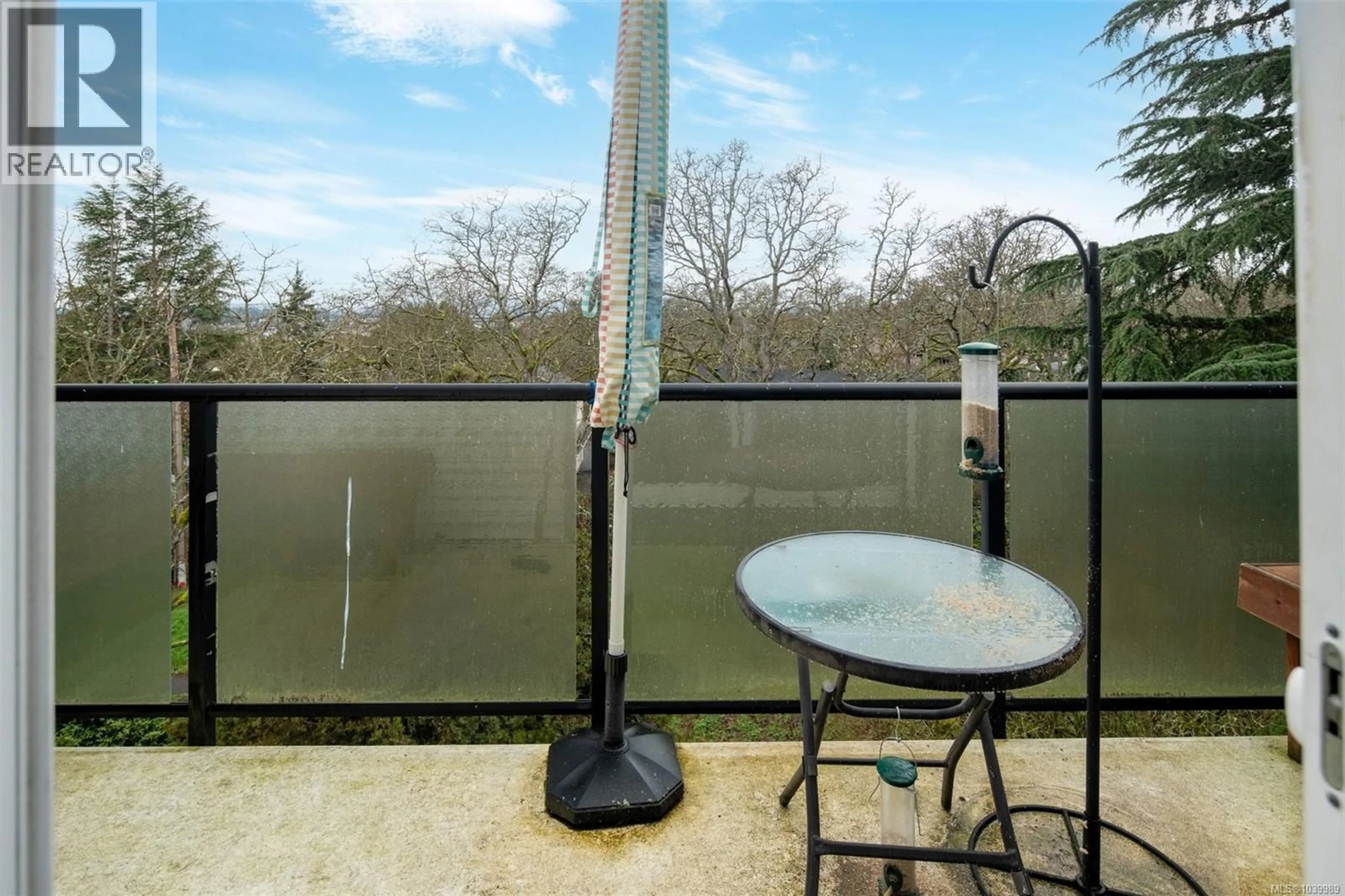 Patio, water/lake/river/ocean view for 207 - 991 CLOVERDALE AVENUE, Saanich British Columbia V8X2T5