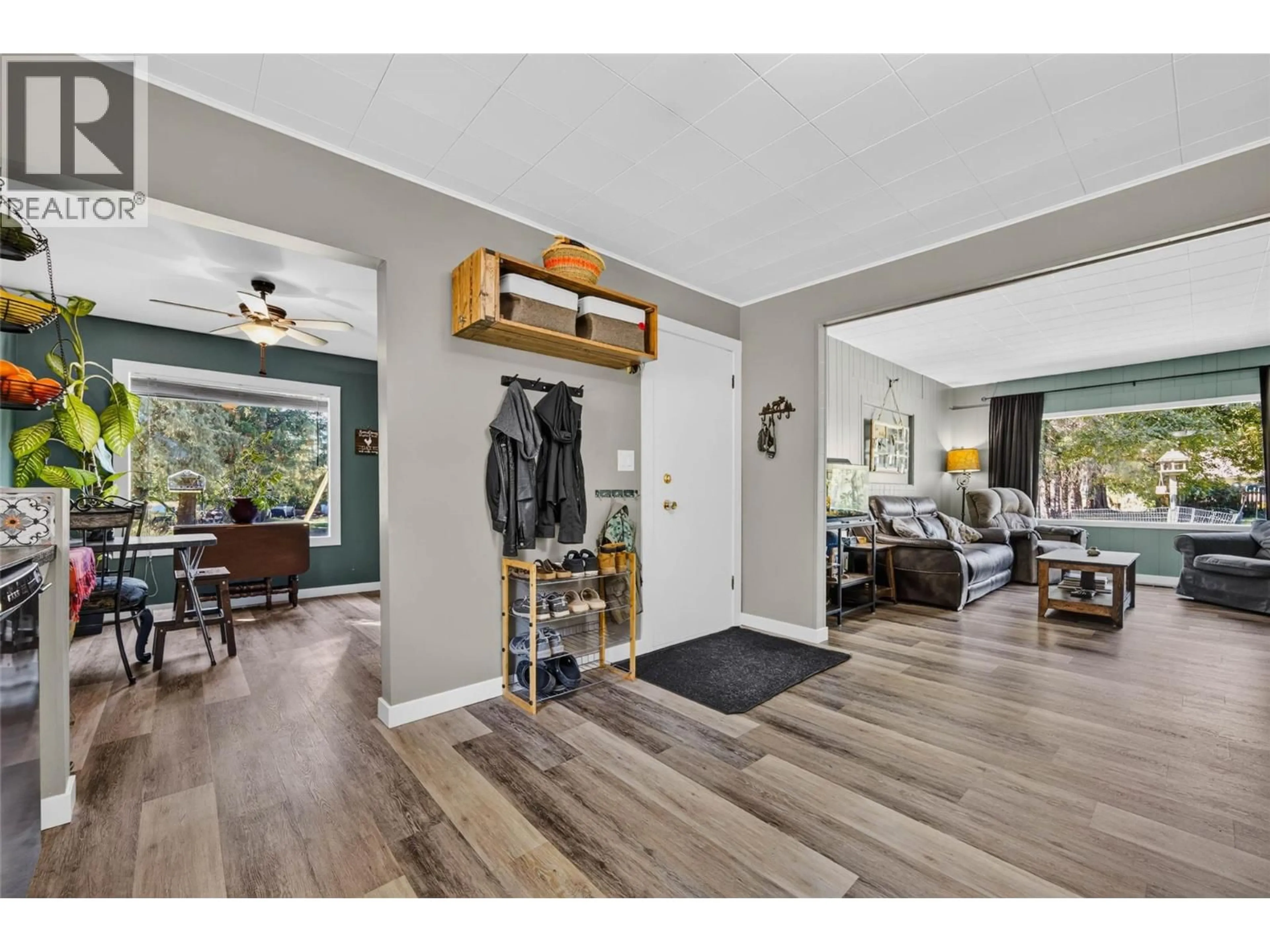 Indoor entryway for 717 LARSEN ROAD, Salmo British Columbia V0G1Z0