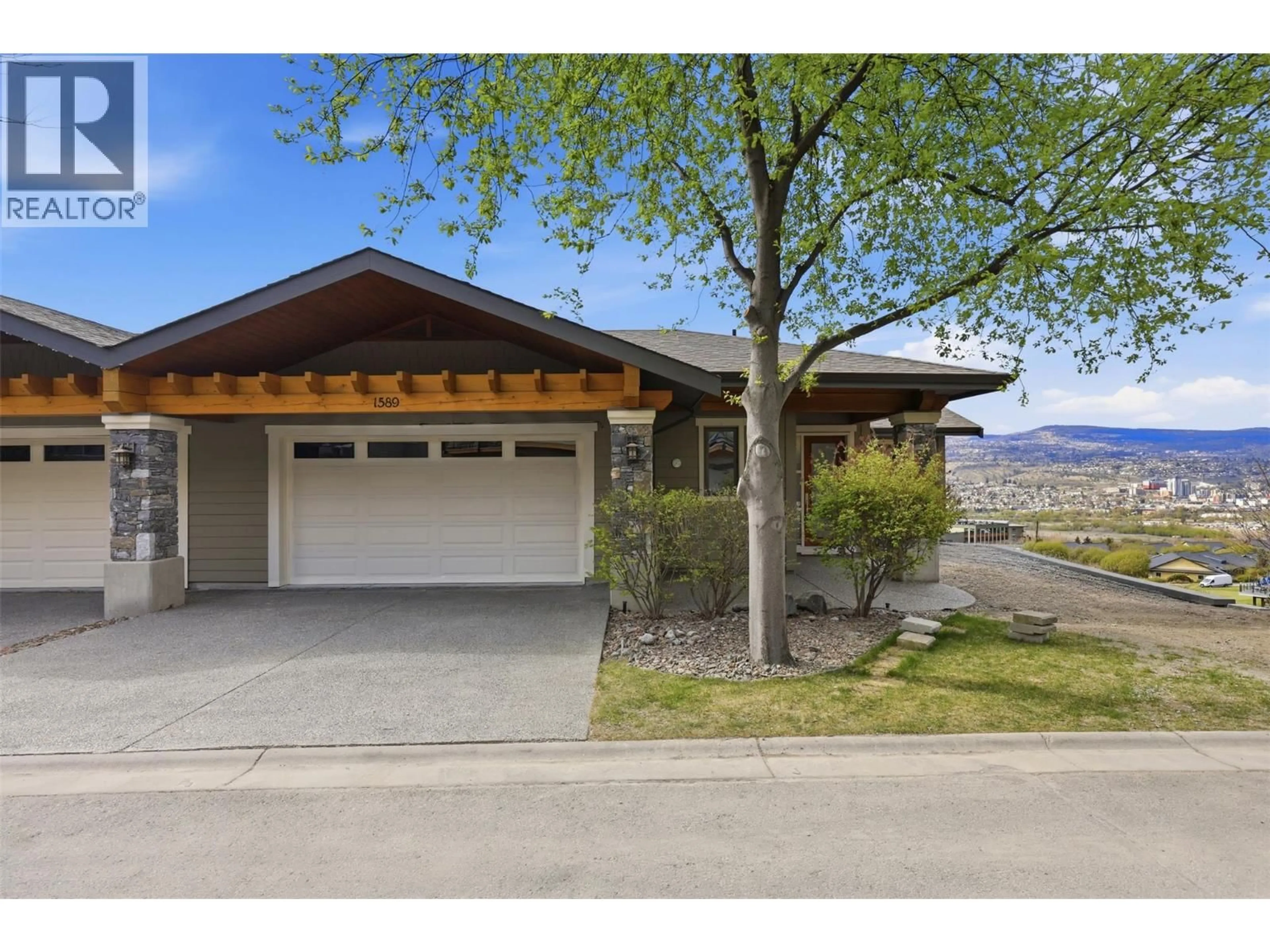 Home with vinyl exterior material, street for 1589 GOLF RIDGE DRIVE, Kamloops British Columbia V2H0A5