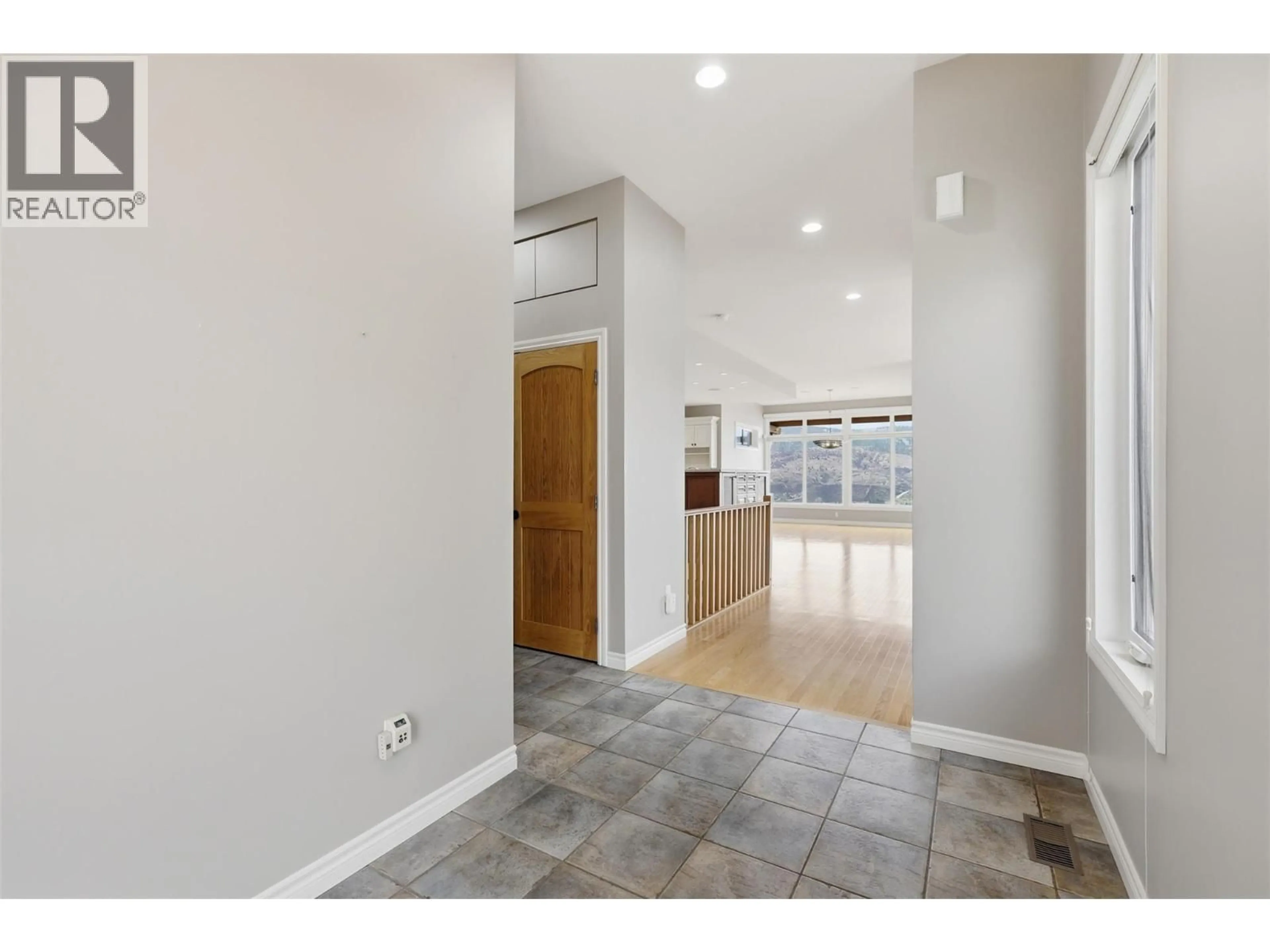 Indoor entryway for 1589 GOLF RIDGE DRIVE, Kamloops British Columbia V2H0A5
