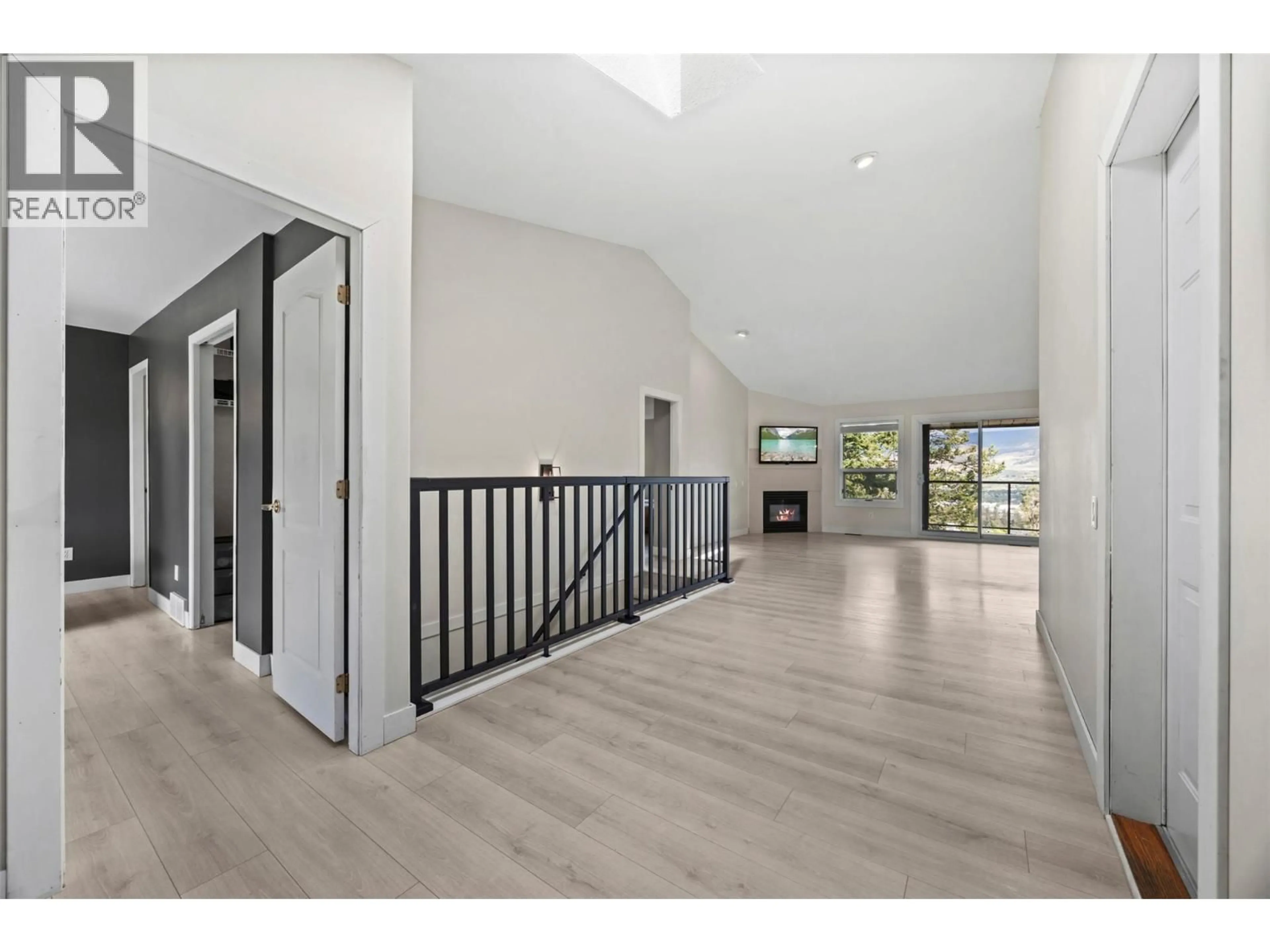 Indoor entryway for 2308 LILLOOET CRESCENT, Kelowna British Columbia V1V1T1