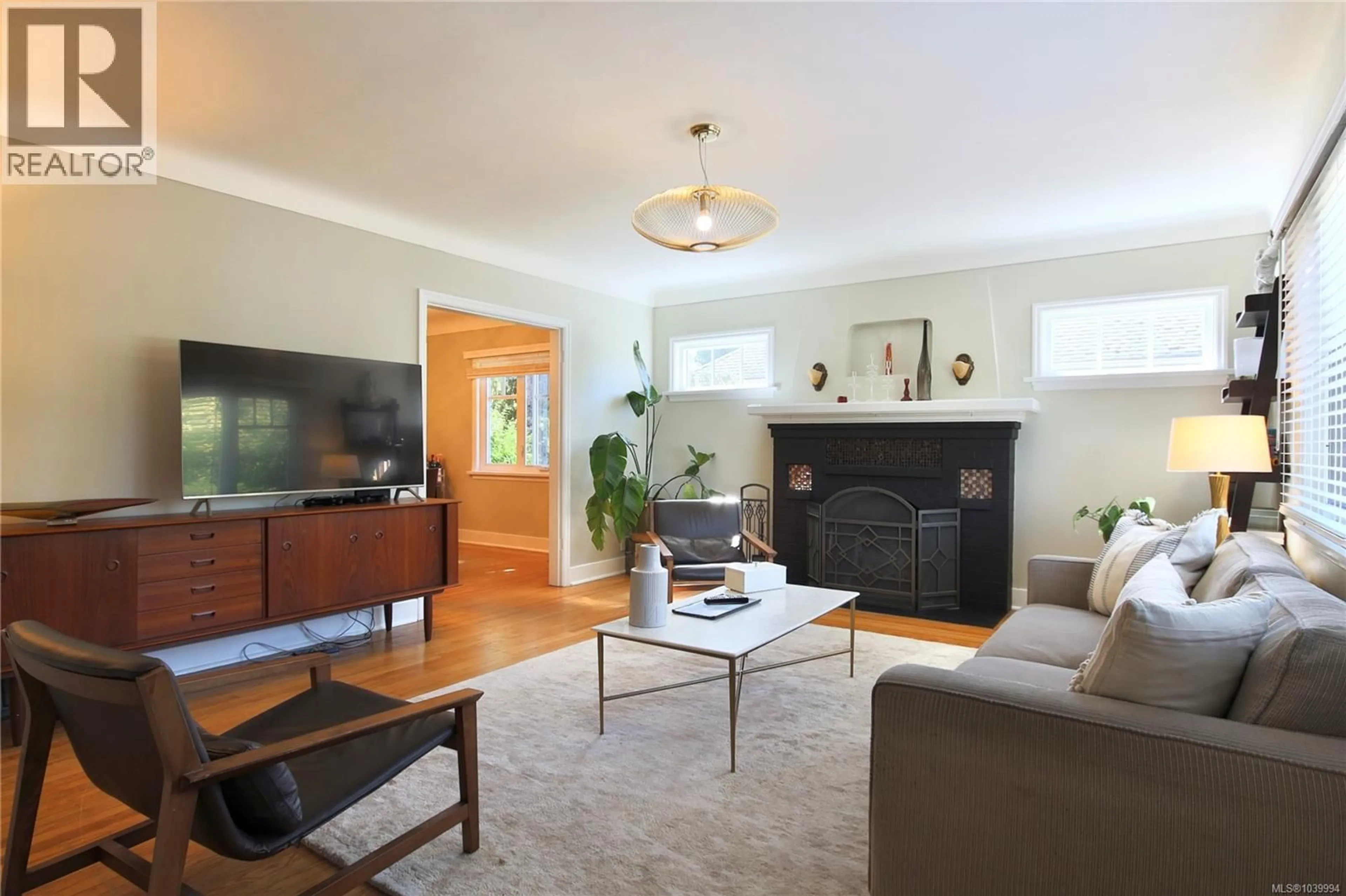 Living room with furniture, unknown for 2331 PACIFIC AVENUE, Oak Bay British Columbia V8R6V7