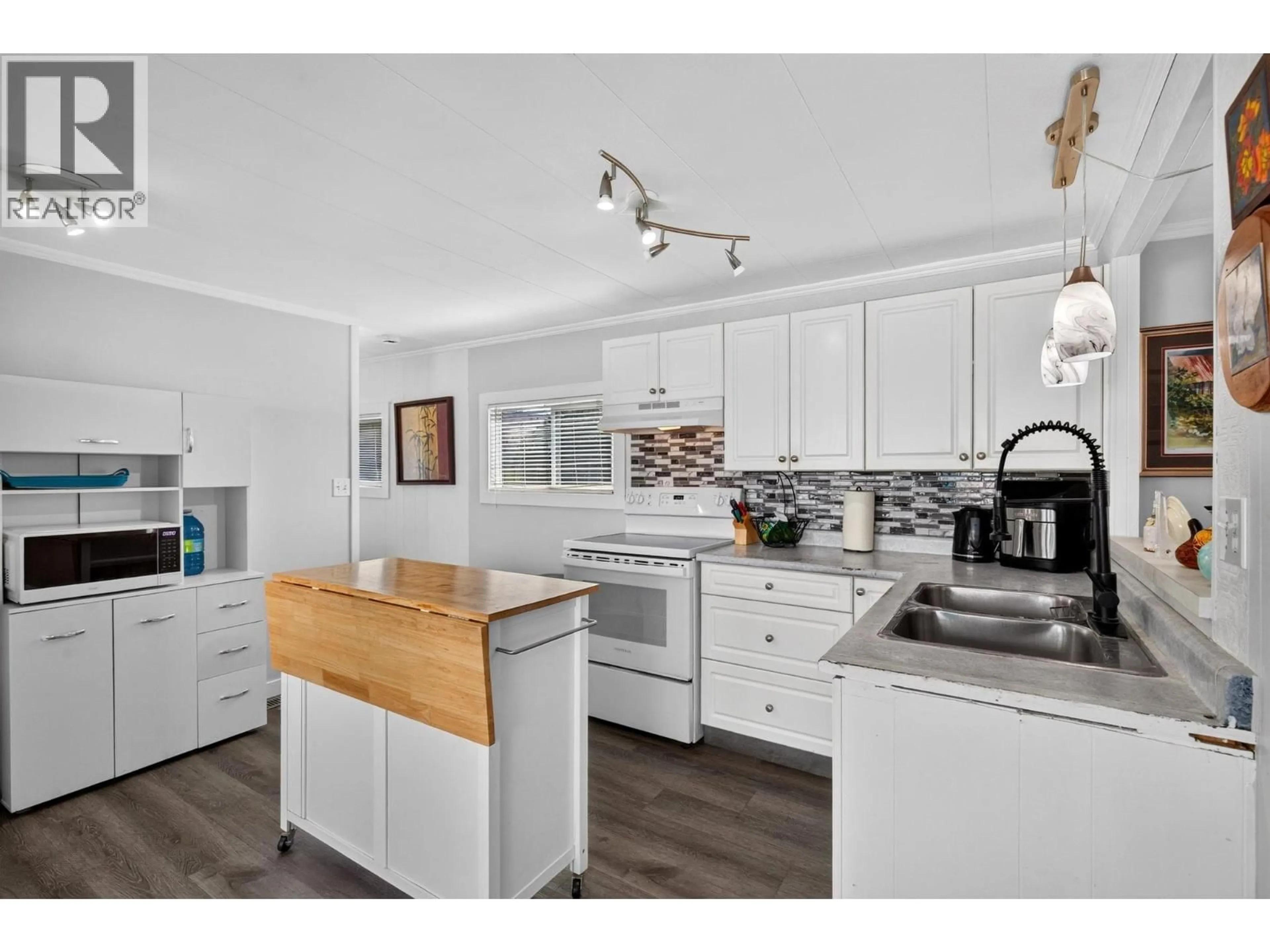 Open concept kitchen, wood/laminate floor for 15 - 12022 PRETTY ROAD, Lake Country British Columbia V4V1H1