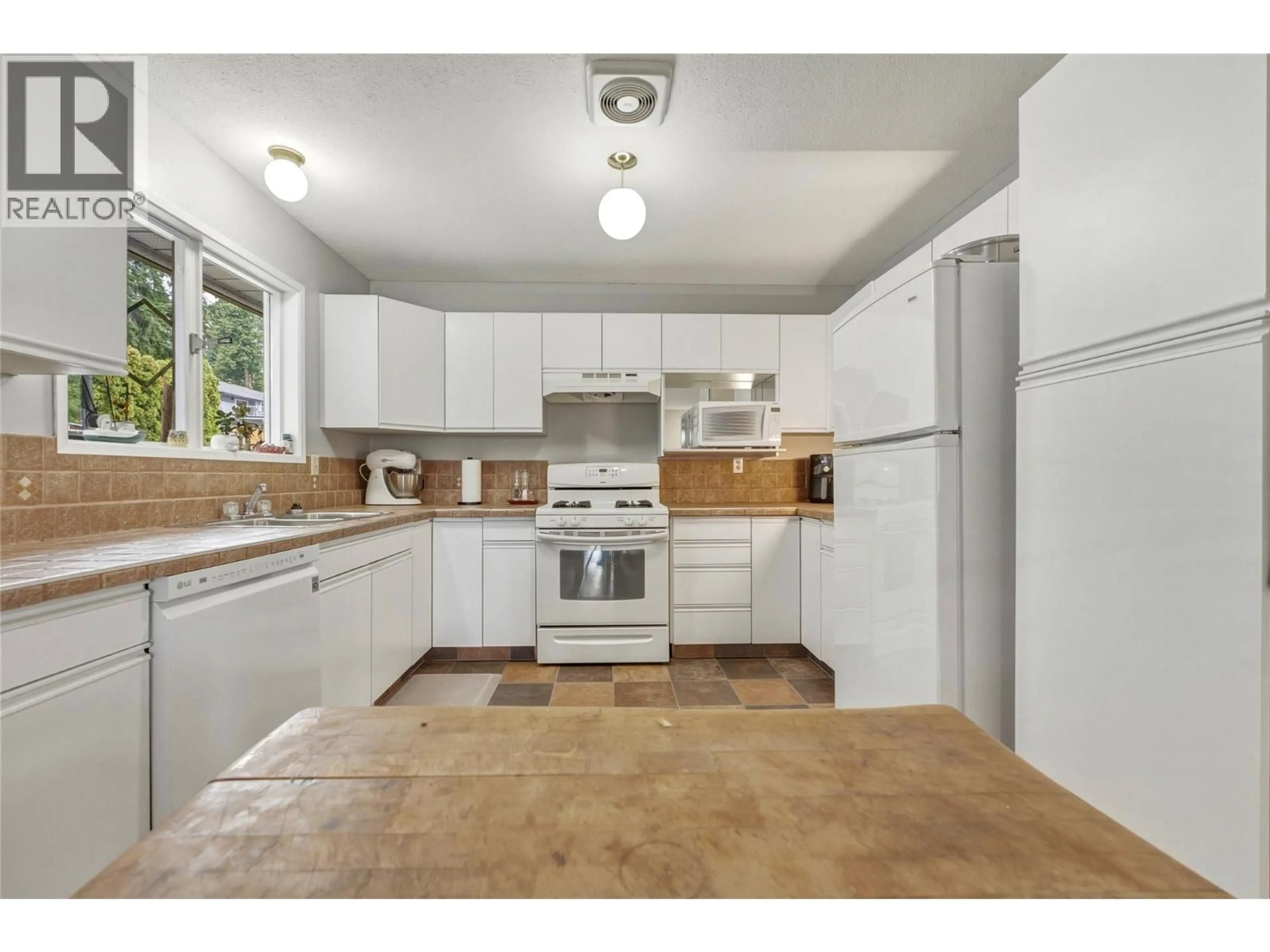 Standard kitchen, ceramic/tile floor for 3304 SIDNEY CRESCENT, Spallumcheen British Columbia V4Y0S7