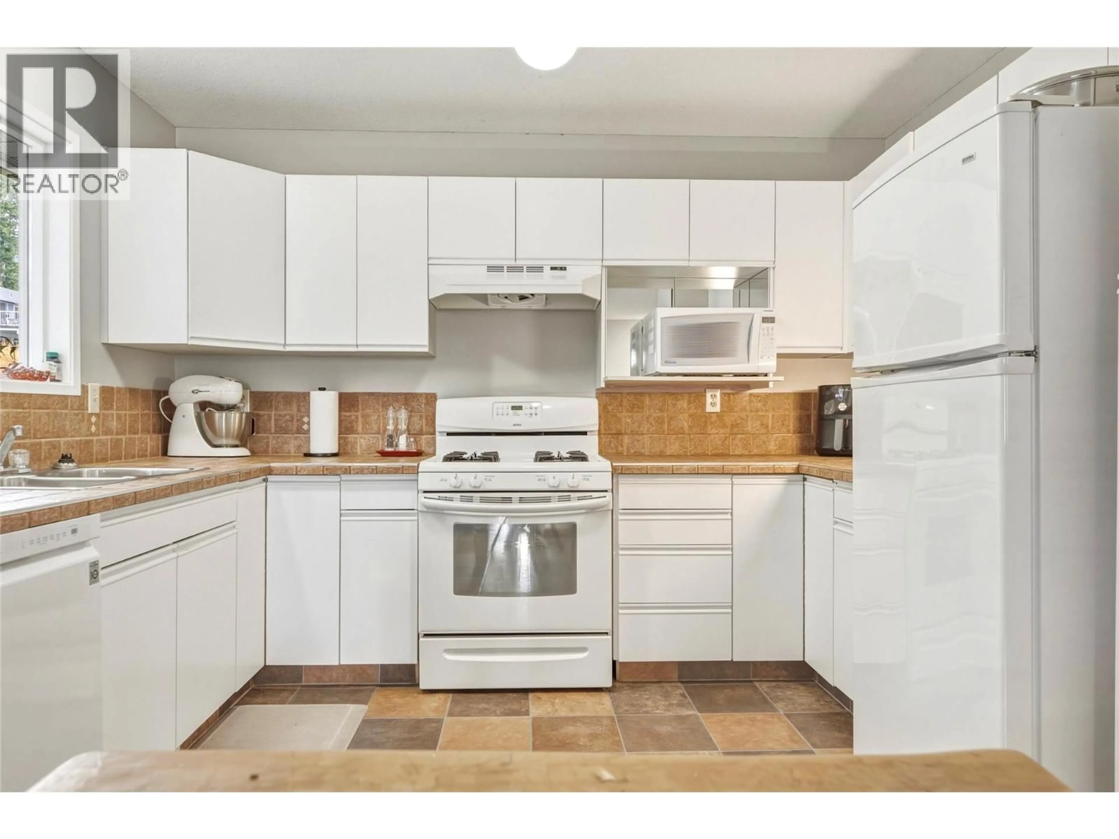 Standard kitchen, ceramic/tile floor for 3304 SIDNEY CRESCENT, Spallumcheen British Columbia V4Y0S7