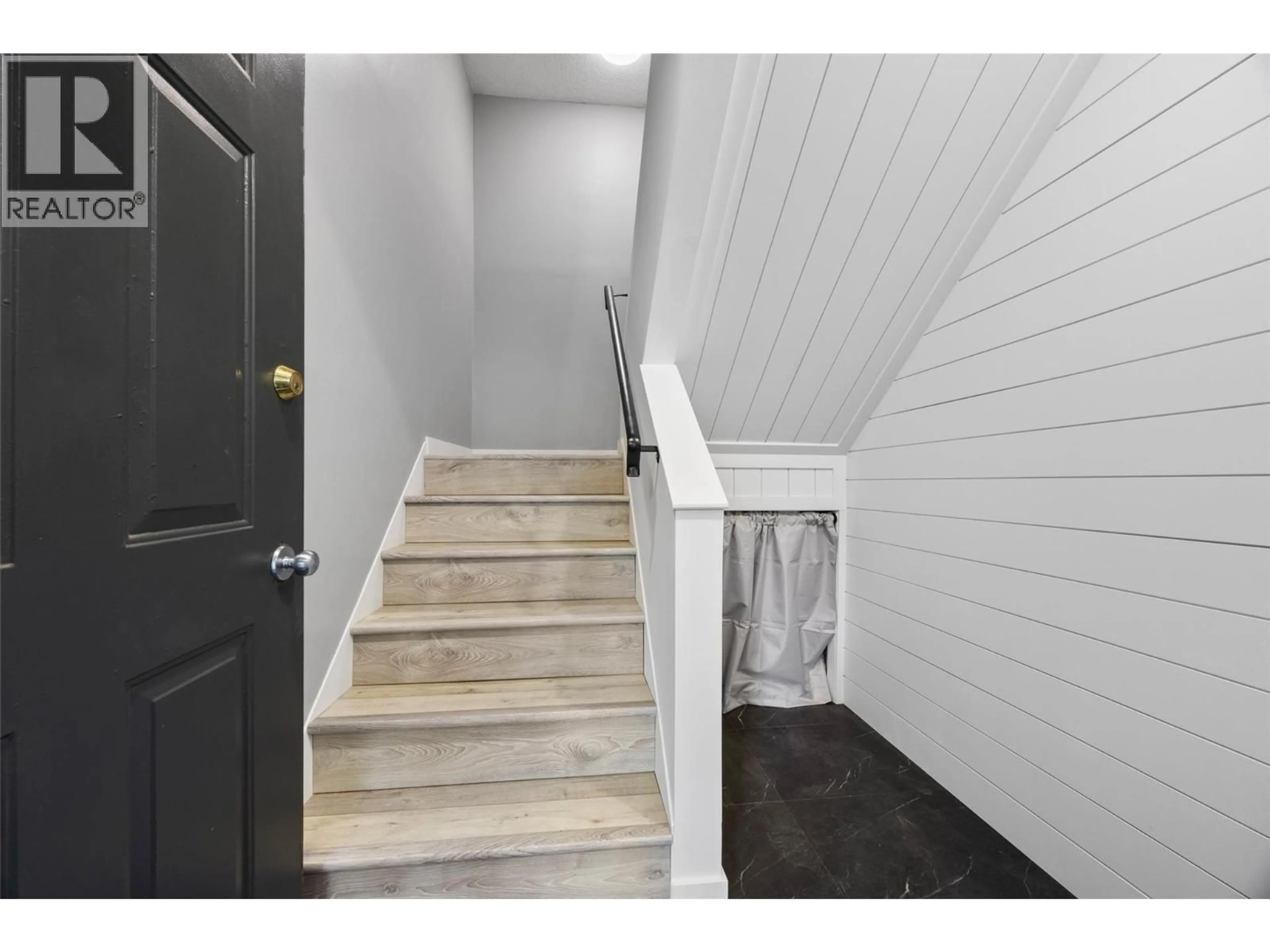 Indoor entryway for 2 - 1221 HUGH ALLAN DRIVE, Kamloops British Columbia V1S1M7