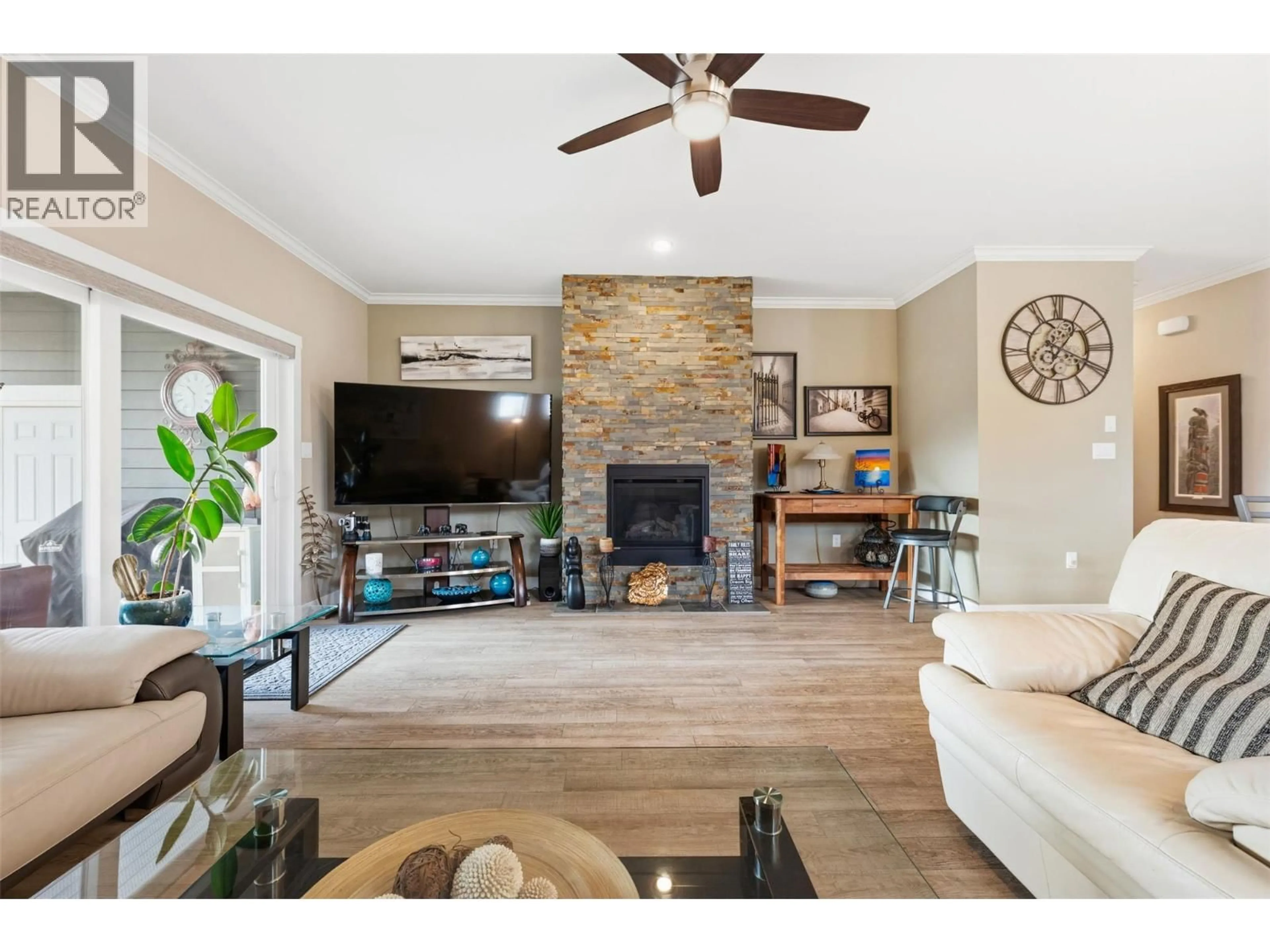 Living room with furniture, wood/laminate floor for 220 BRANDON AVENUE, Penticton British Columbia V2A3S6