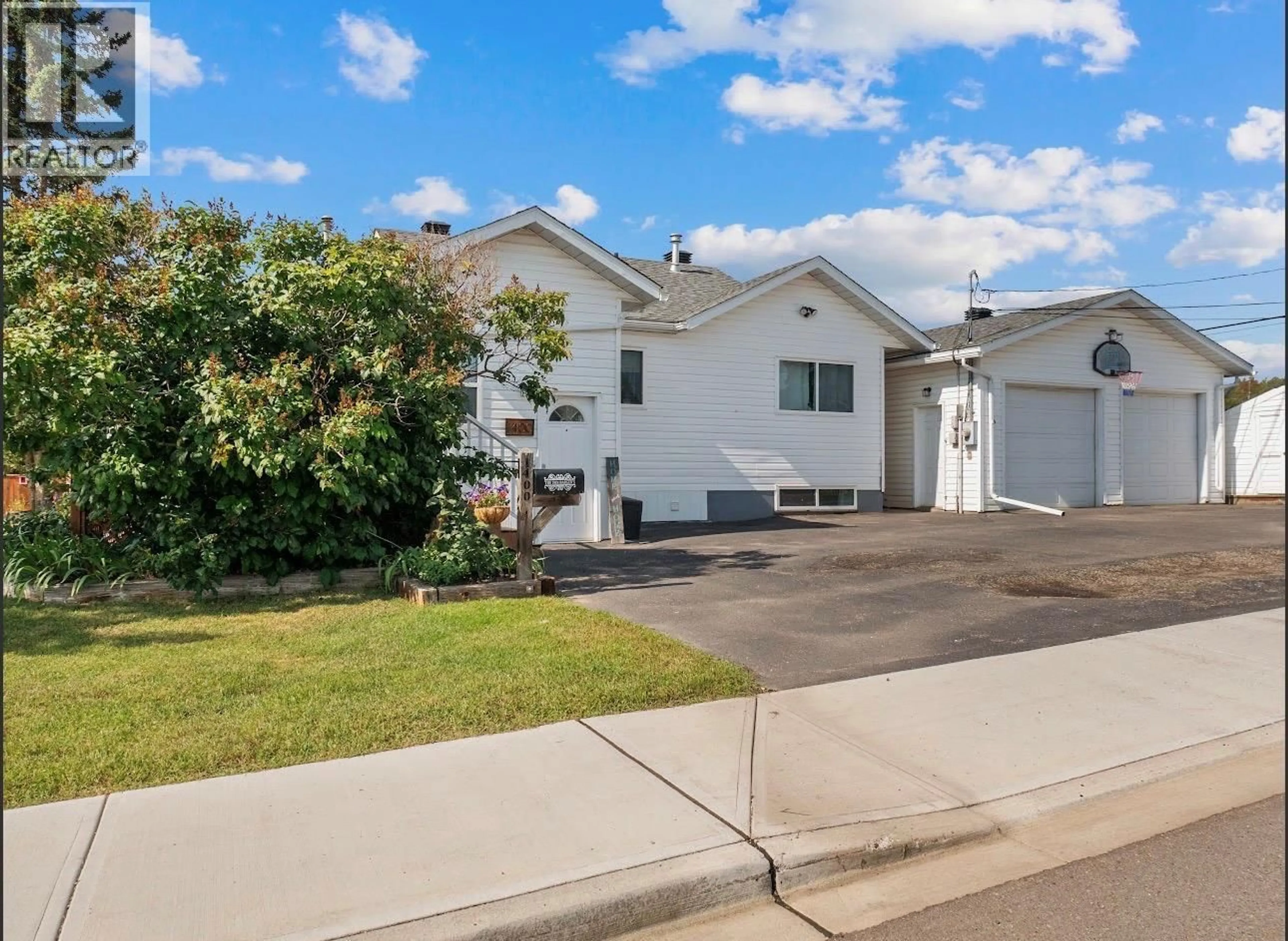 Home with vinyl exterior material, street for 1400 96 AVENUE, Dawson Creek British Columbia V1G1L5