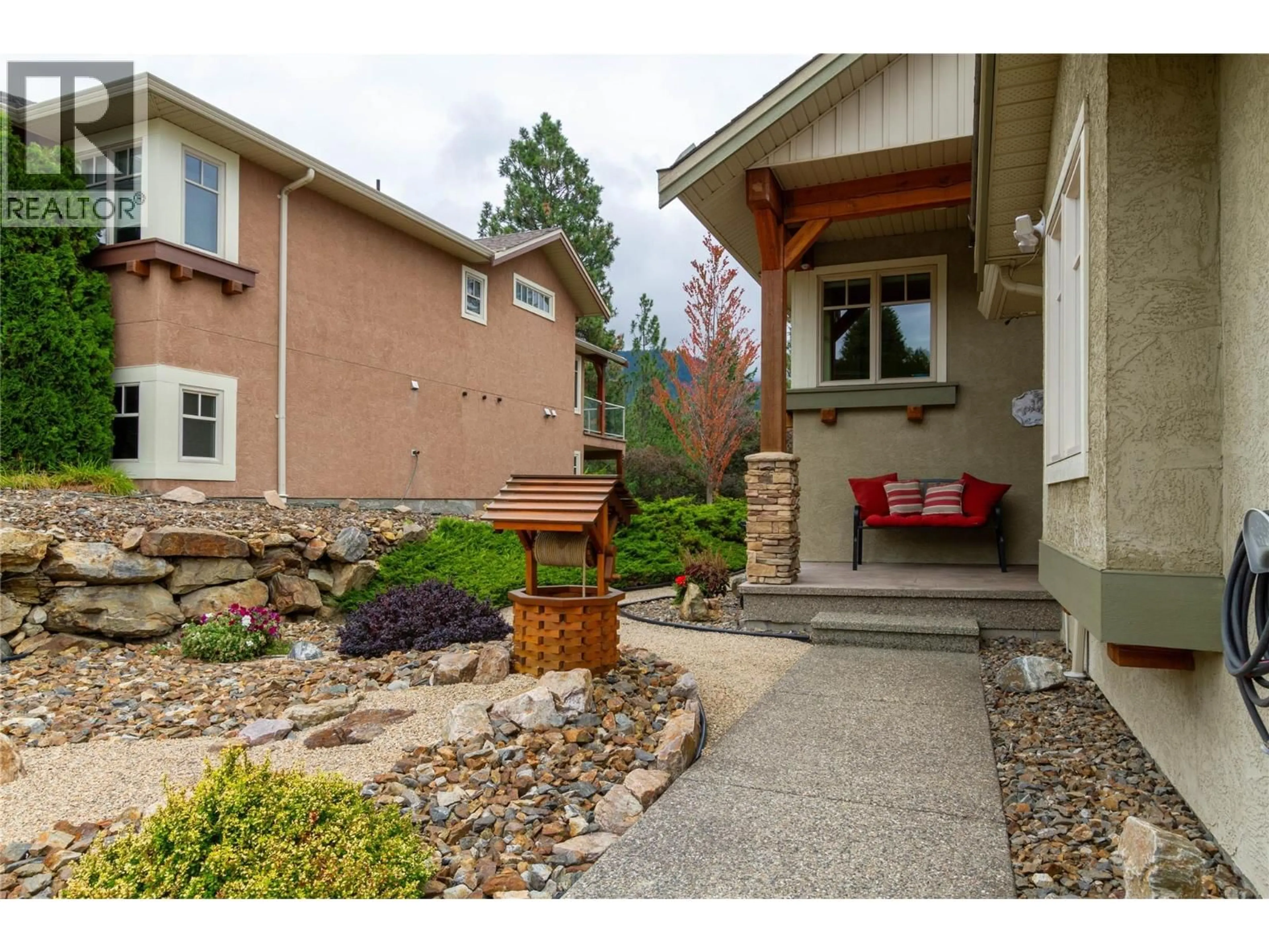 Indoor entryway for 2 - 6932 MANNING PLACE, Vernon British Columbia V1B2Y5