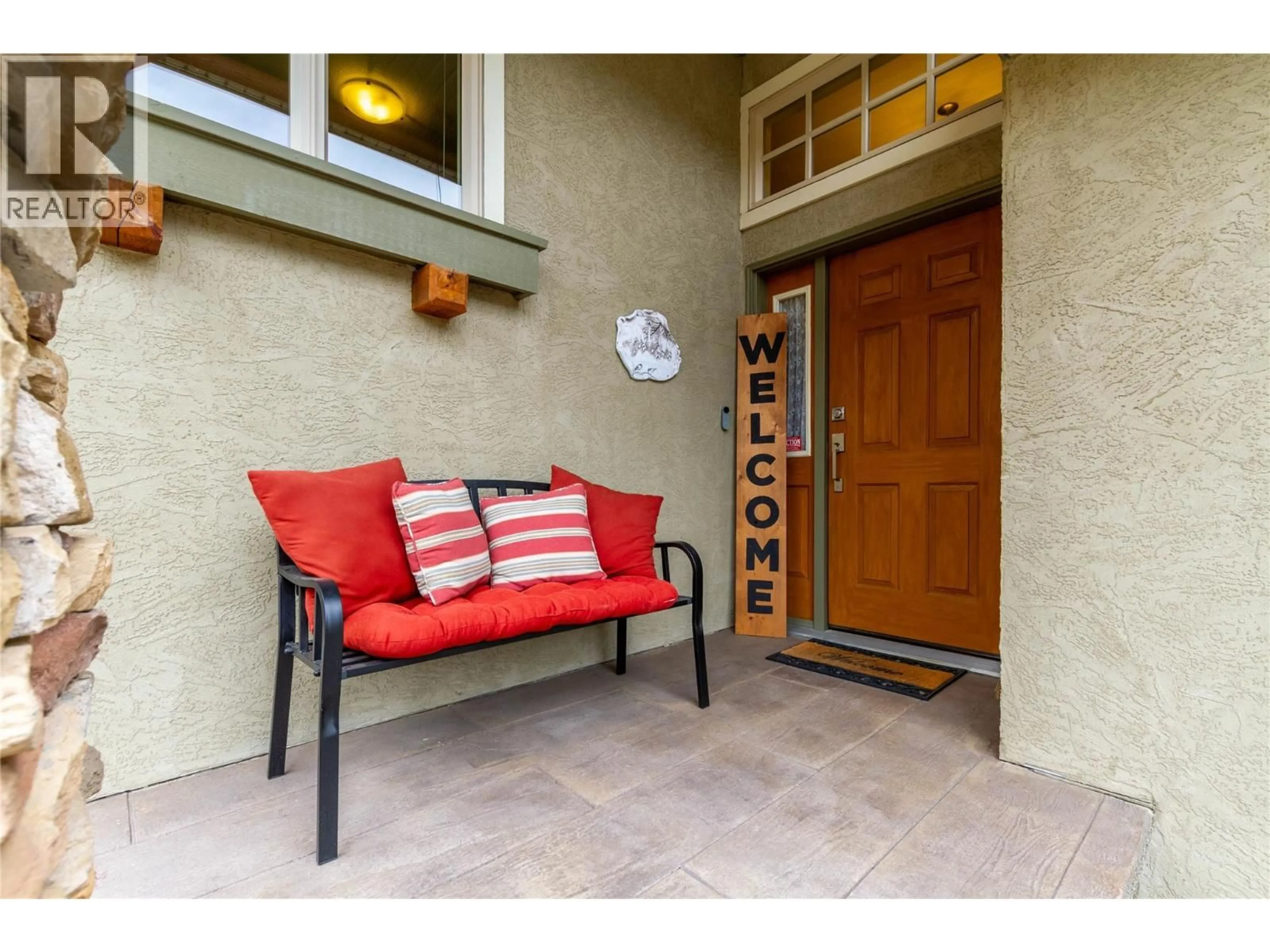 Indoor entryway for 2 - 6932 MANNING PLACE, Vernon British Columbia V1B2Y5