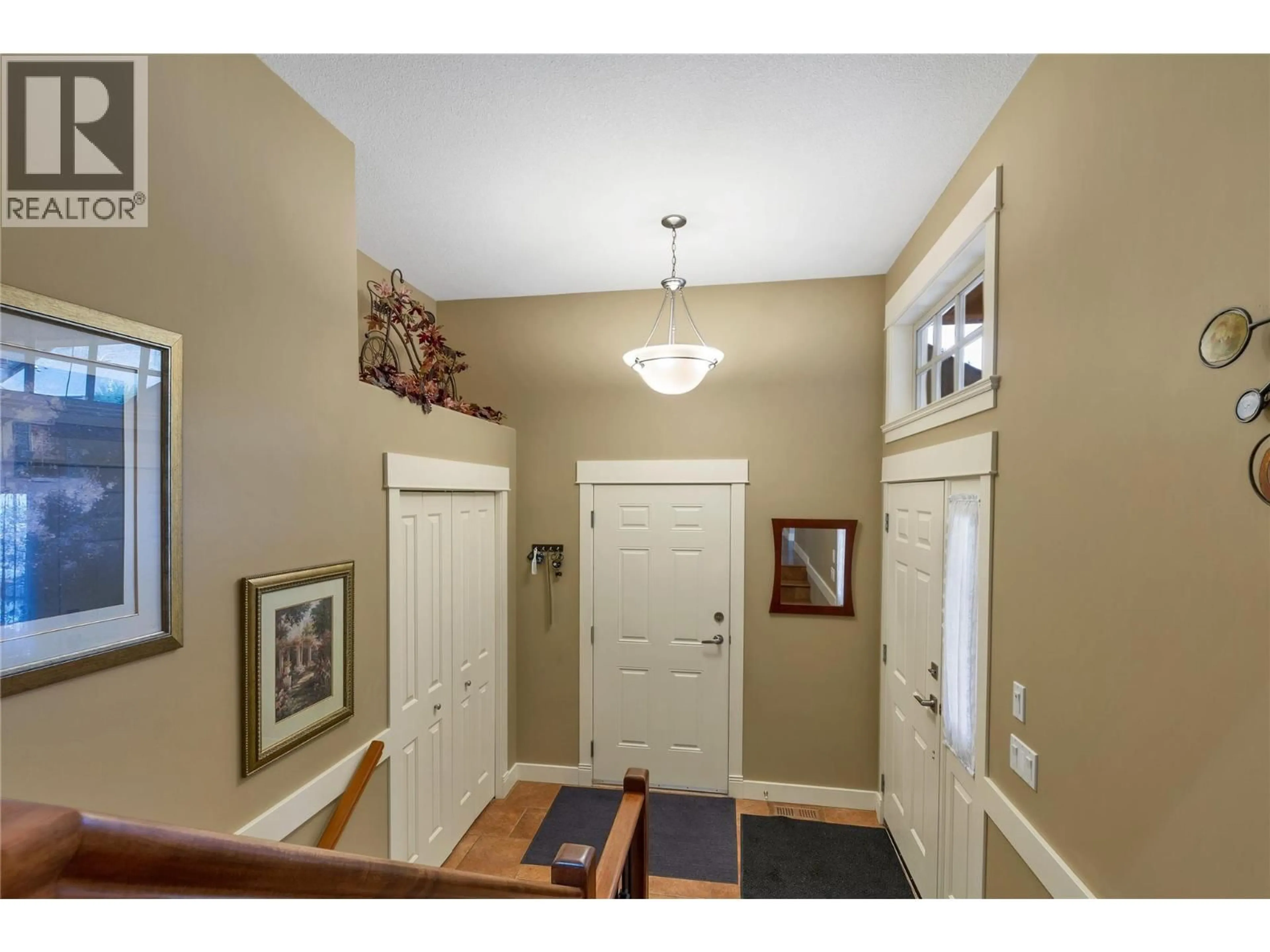 Indoor entryway for 2 - 6932 MANNING PLACE, Vernon British Columbia V1B2Y5
