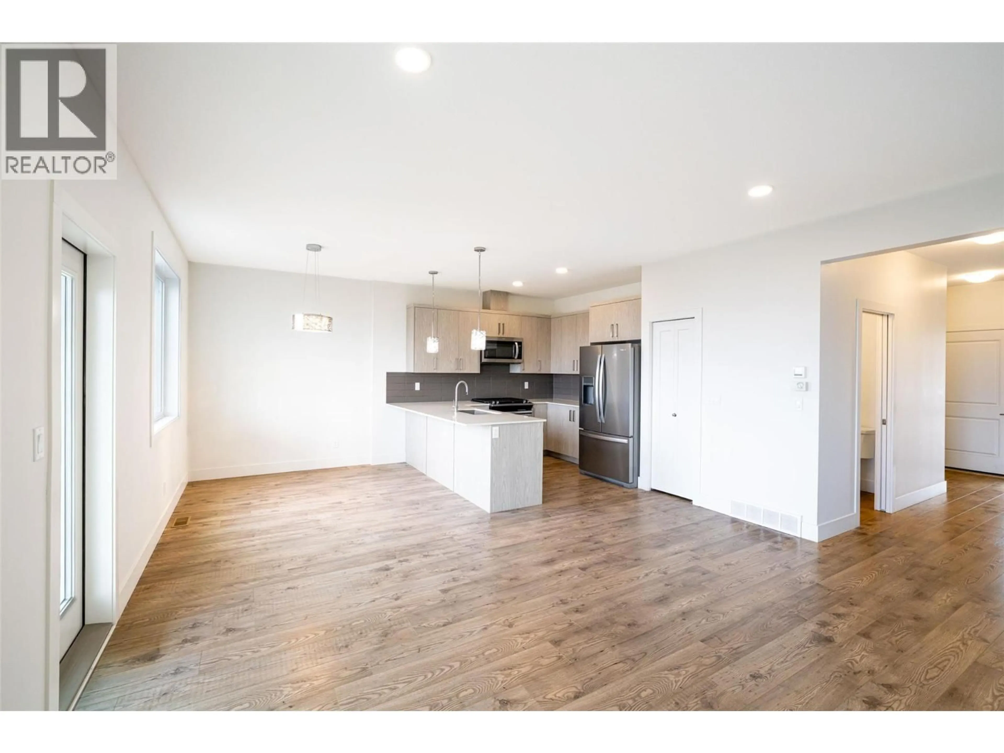 Open concept kitchen, wood/laminate floor for 55 - 933 MT ROBSON PLACE, Vernon British Columbia V1B4G4