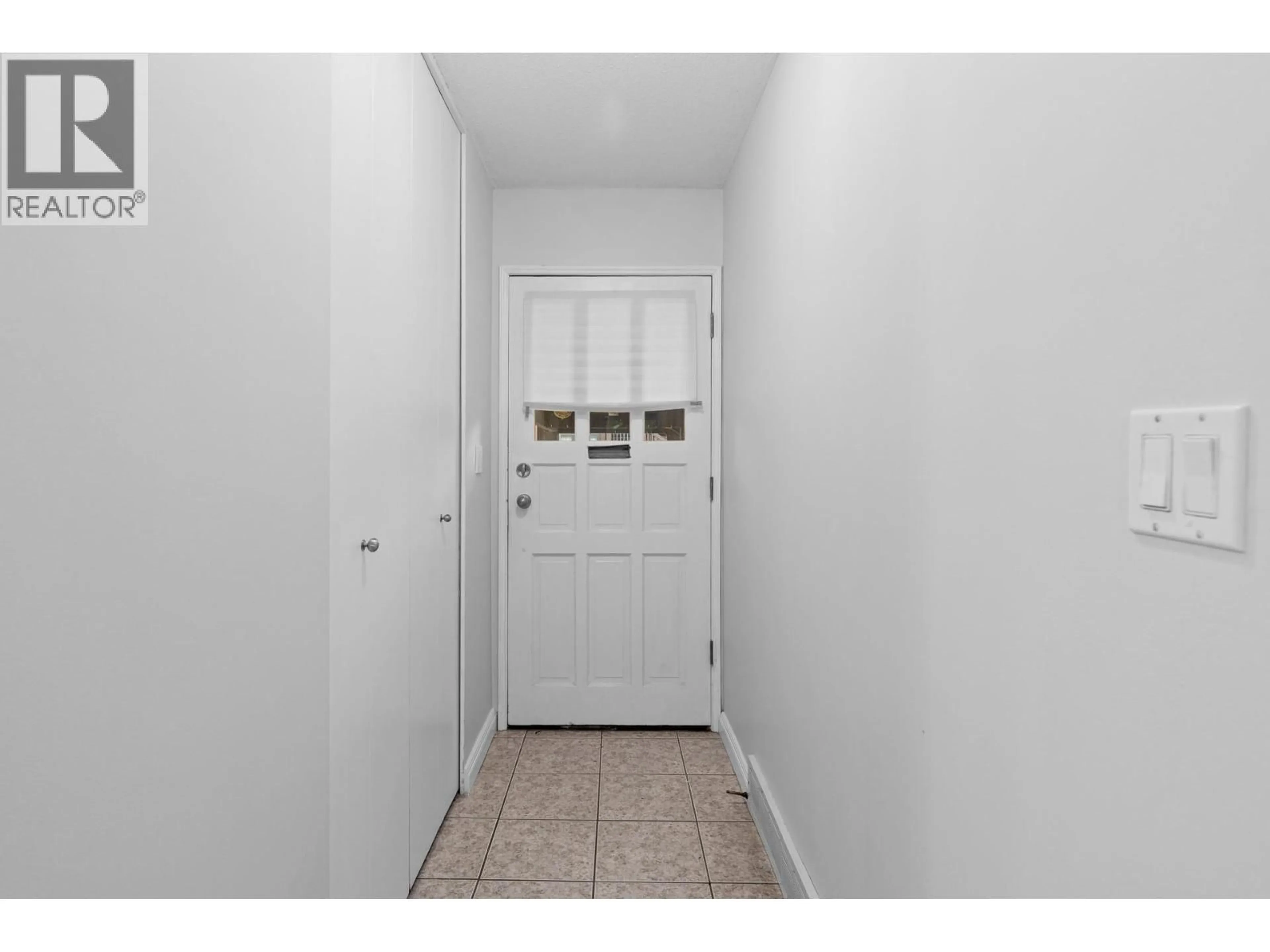 Indoor entryway for 103 - 1660 UFTON COURT, Kelowna British Columbia V1Y8G7