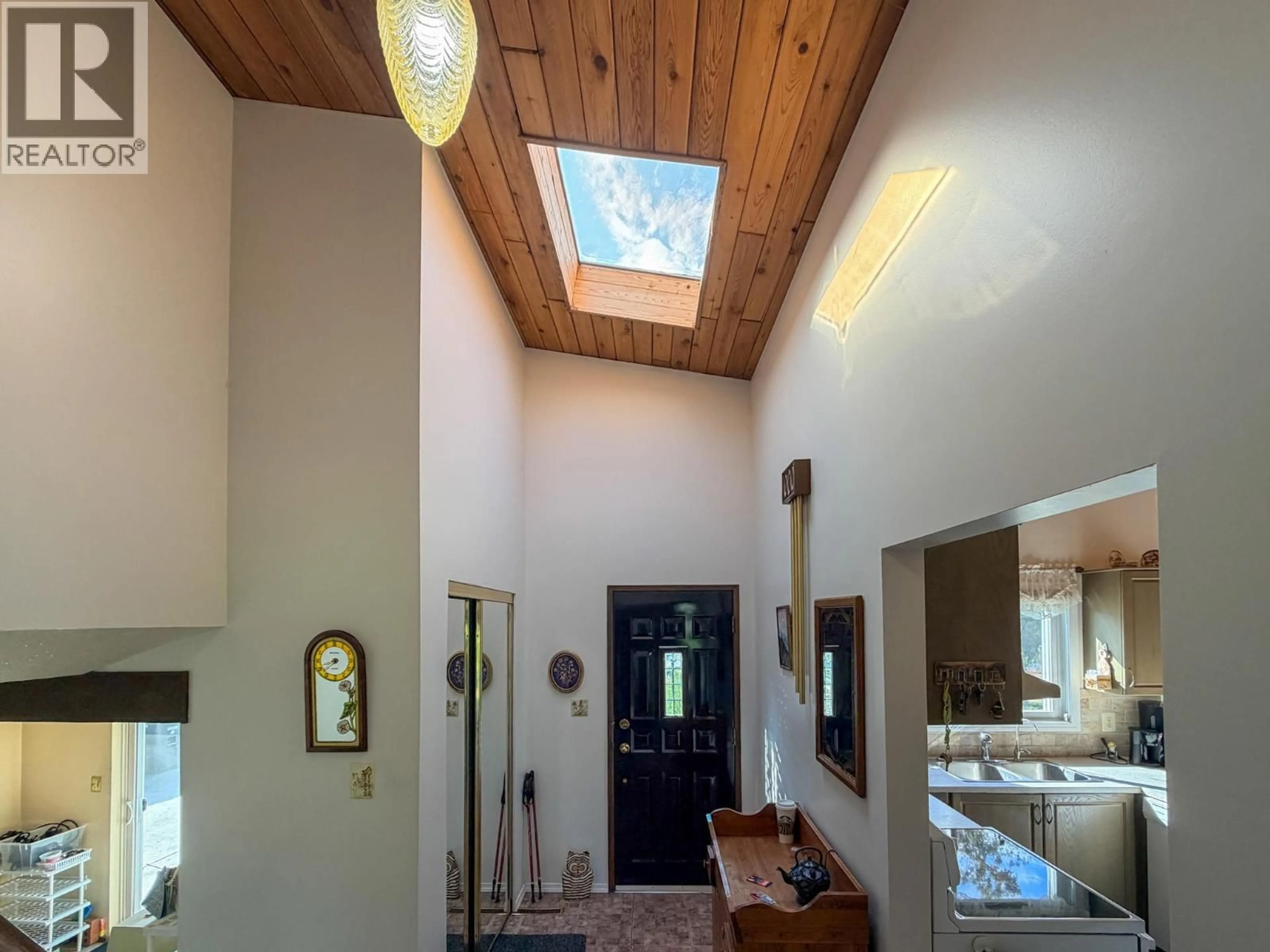 Indoor foyer for 5 KILLDEER PLACE, Osoyoos British Columbia V0H1V5