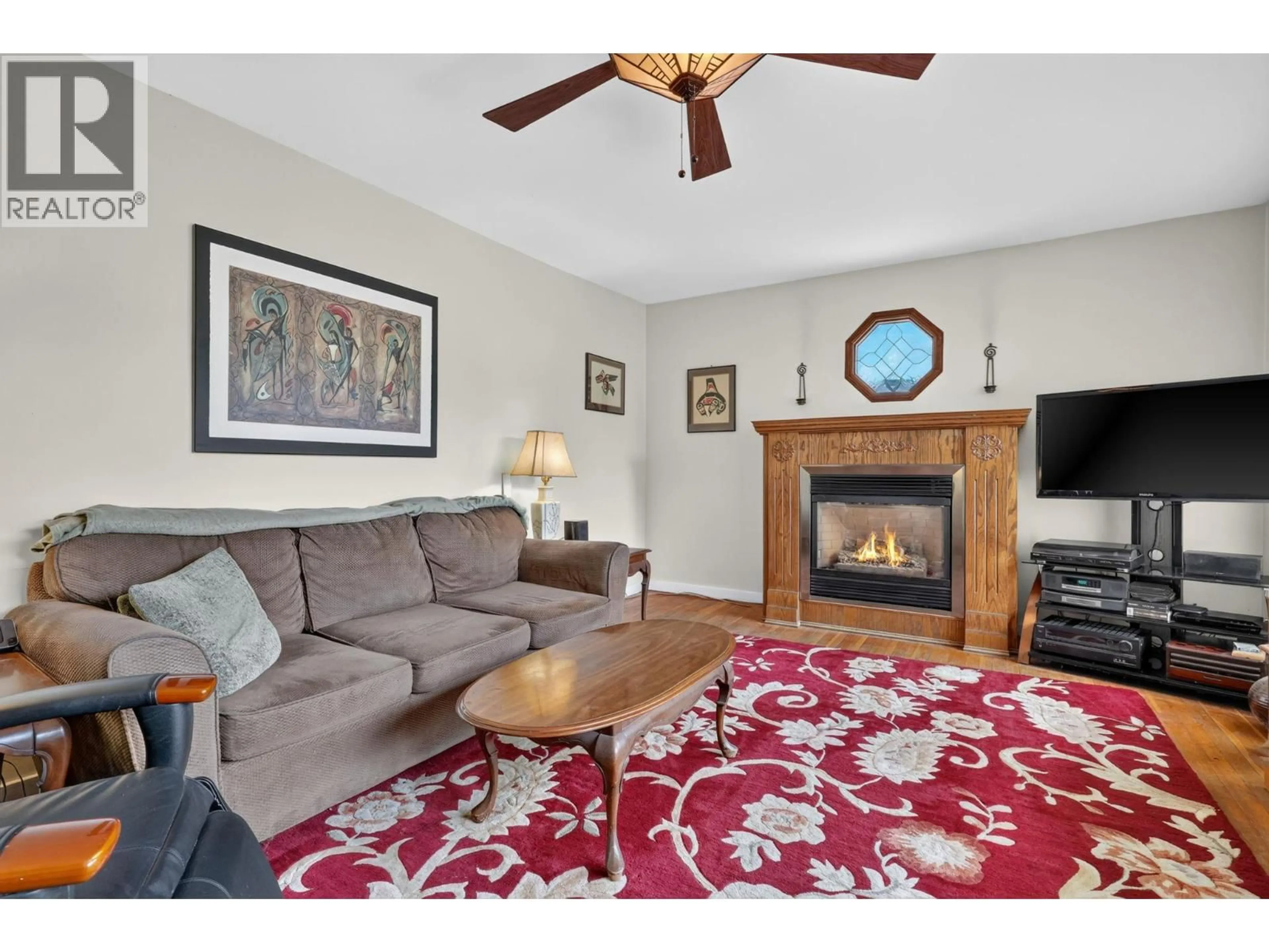 Living room with furniture, unknown for 471 CADDER AVENUE, Kelowna British Columbia v1y5n2