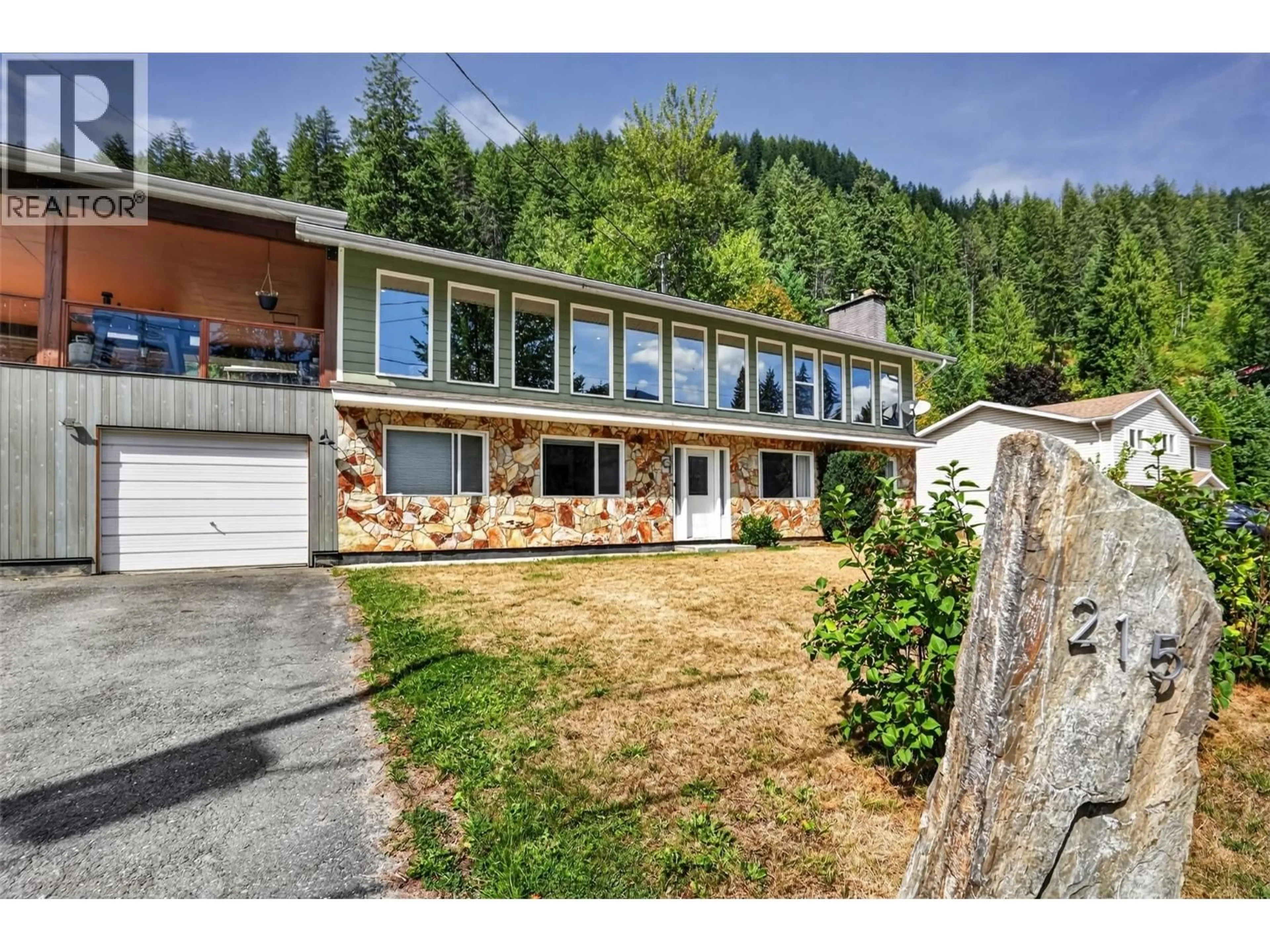 A pic from outside/outdoor area/front of a property/back of a property/a pic from drone, unknown for 215 BAYVIEW STREET, Kaslo British Columbia V0G1M0