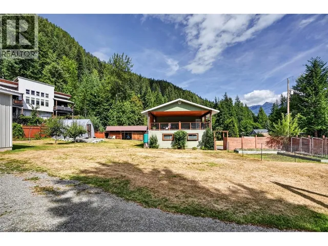 215 BAYVIEW STREET, Kaslo 3
