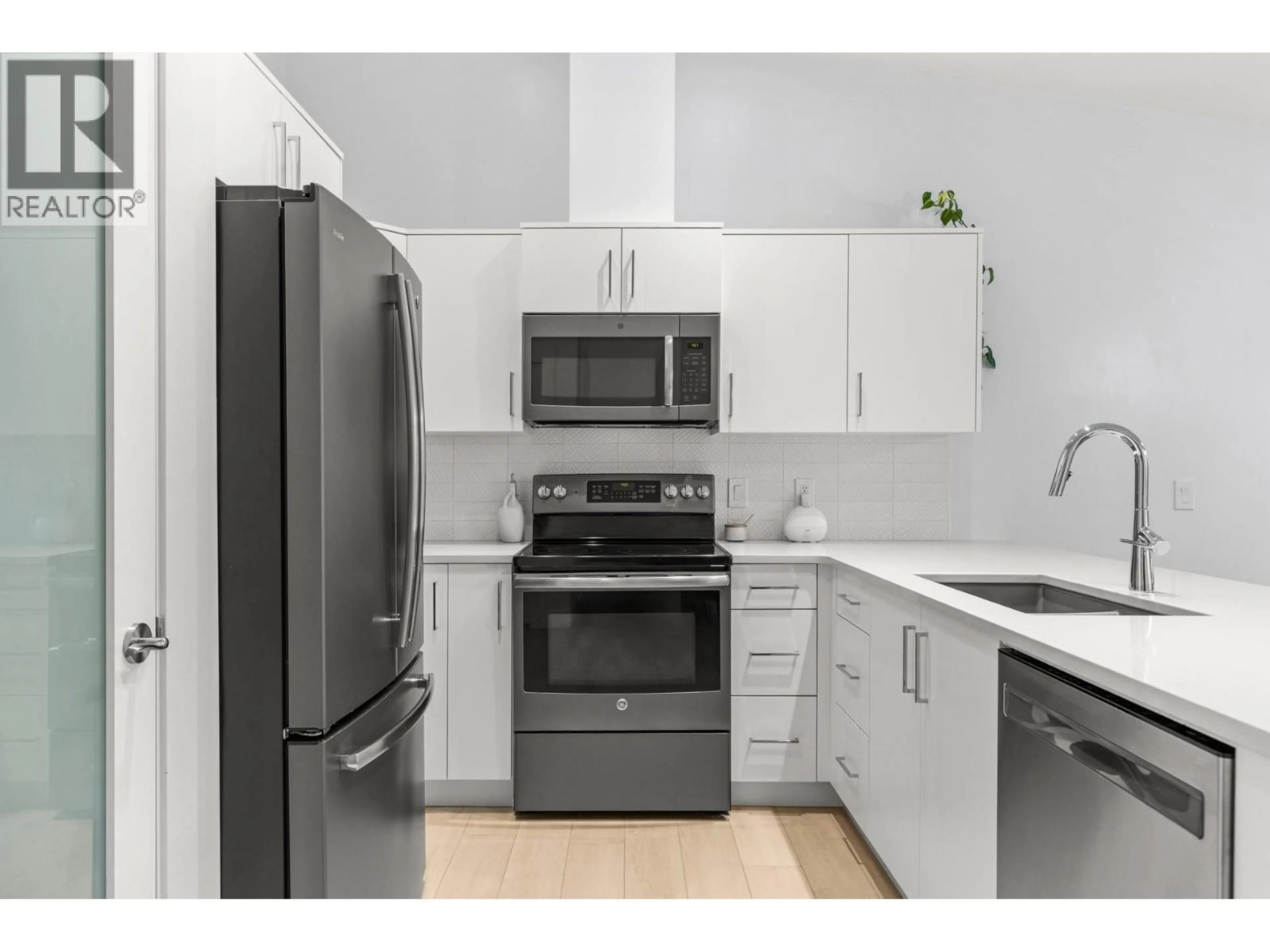 Standard kitchen, unknown for 20 - 225 GLEN PARK DRIVE, Kelowna British Columbia V1V2X5
