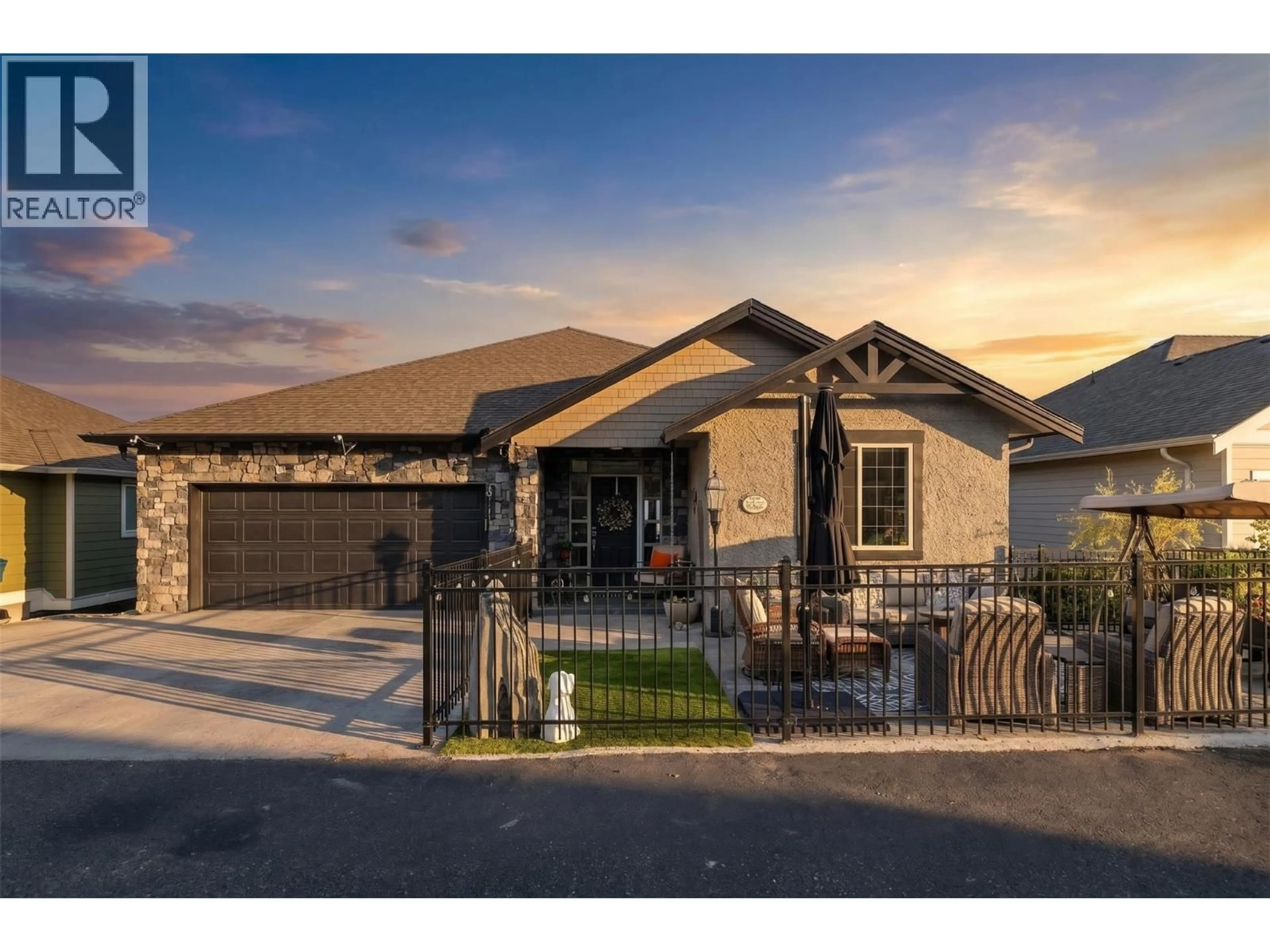 Home with vinyl exterior material, street for 871 KUIPERS CRESCENT, Kelowna British Columbia V1W5B1