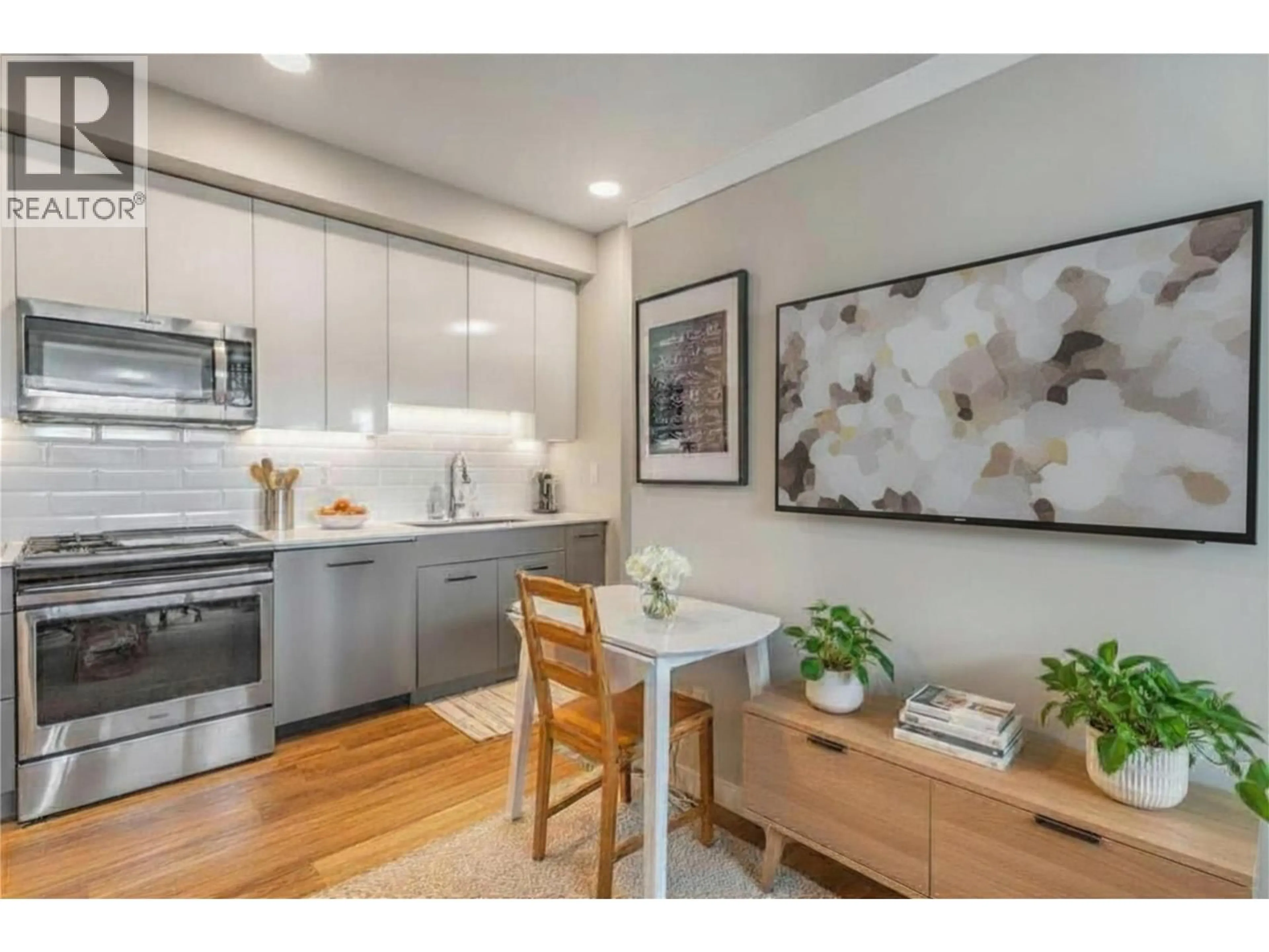 Open concept kitchen, wood/laminate floor for 515 - 722 VALLEY ROAD, Kelowna British Columbia V1V2E6