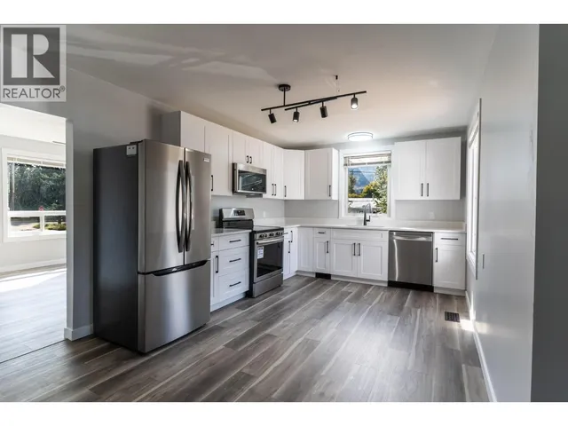 2323 VALE AVENUE, Lumby 2