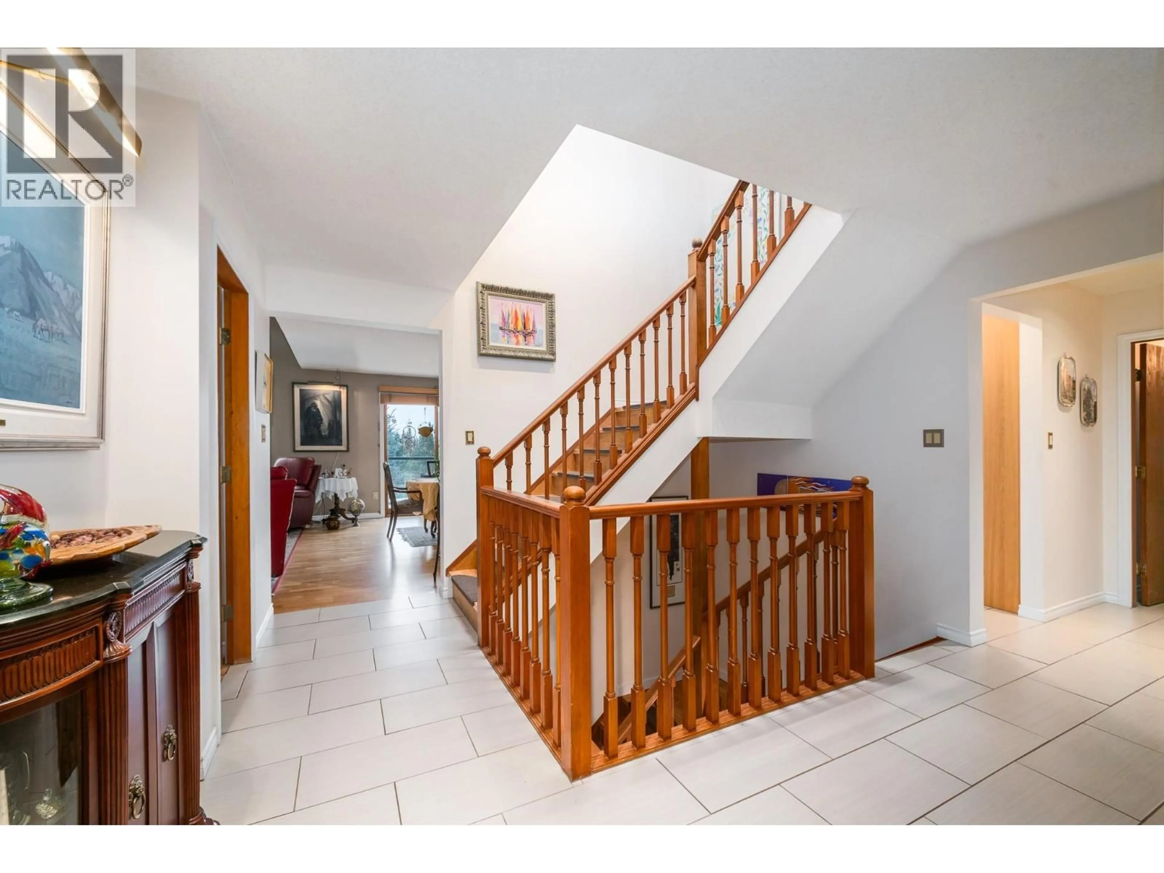 Indoor foyer for 771 CASSIAR COURT, Kelowna British Columbia V1V1M7