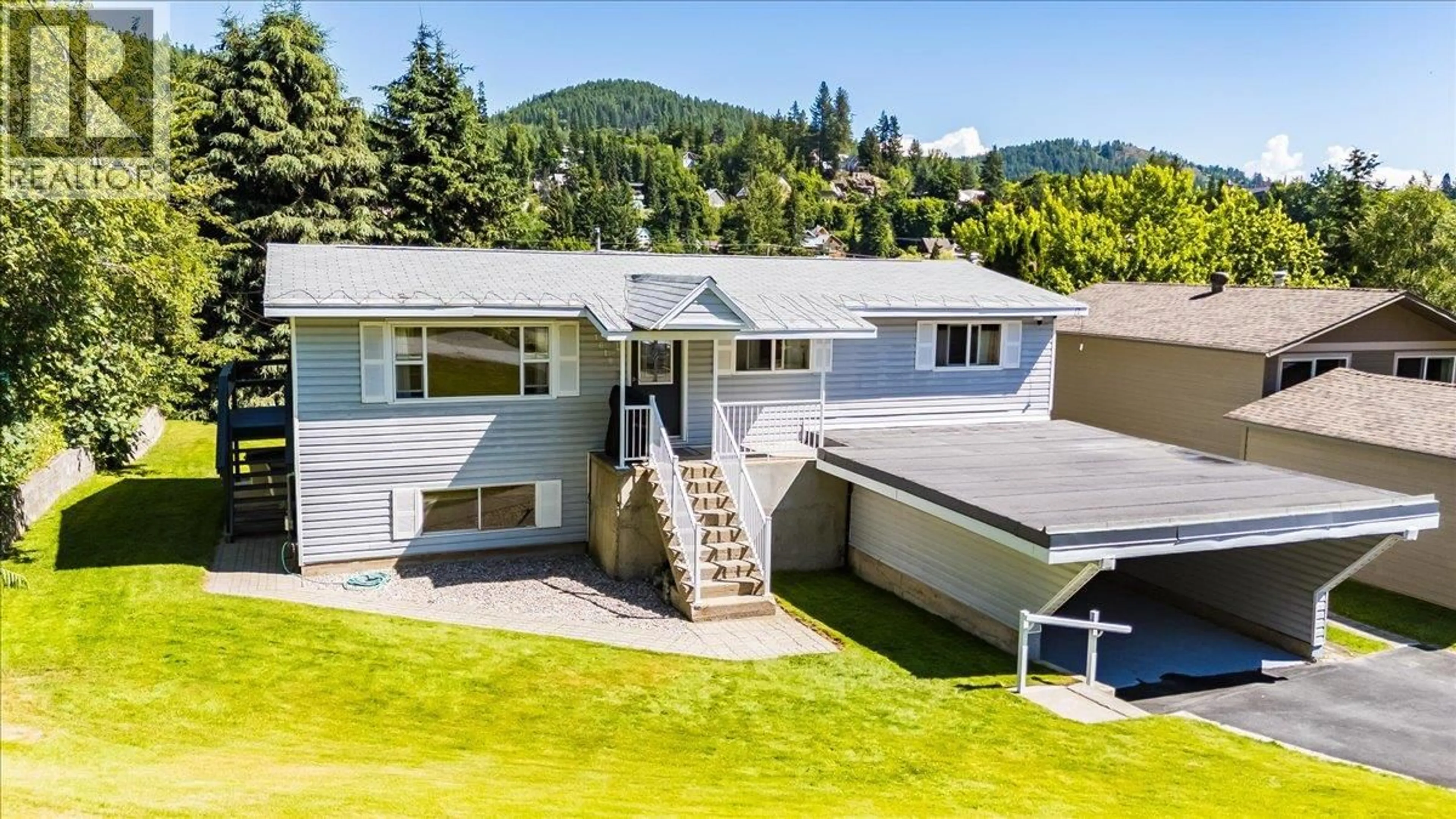 A pic from outside/outdoor area/front of a property/back of a property/a pic from drone, mountain view for 1618 VICTORIA AVENUE, Rossland British Columbia V0G1Y0