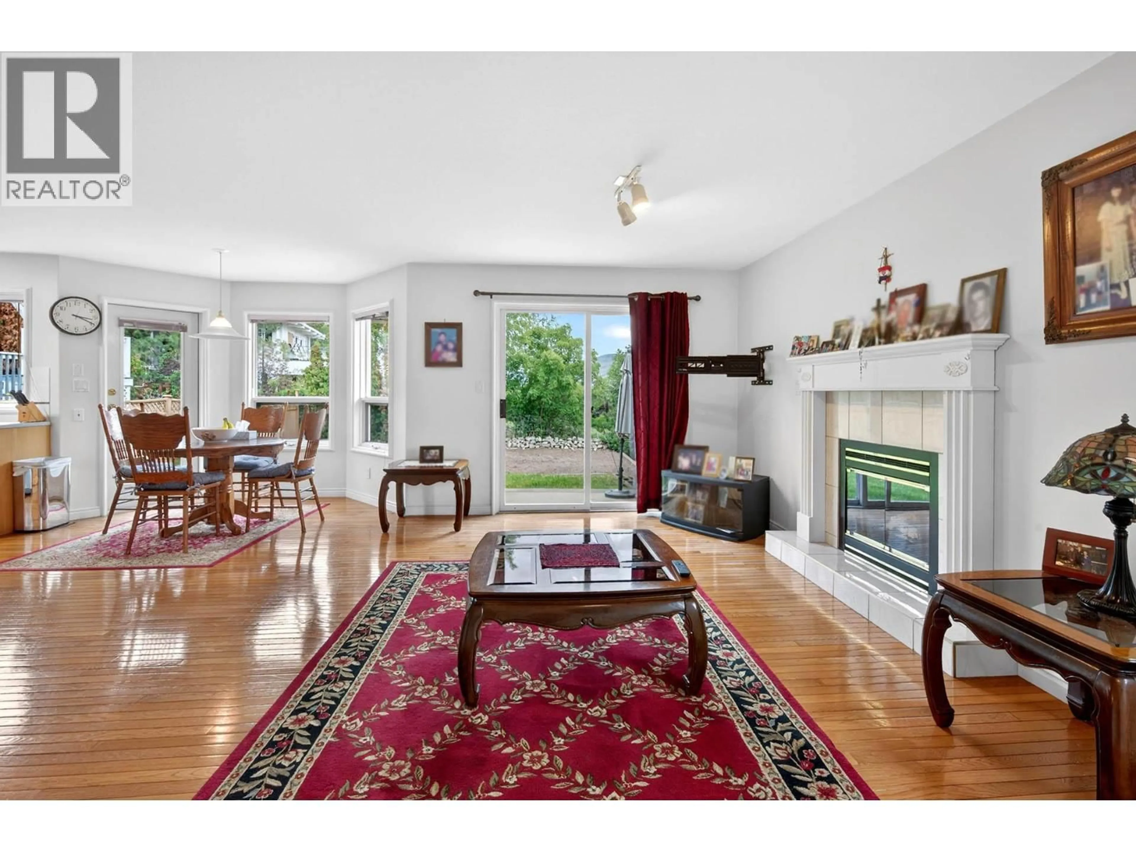 Living room with furniture, unknown for 2403 PARKVIEW DRIVE, Kamloops British Columbia V2B7H9